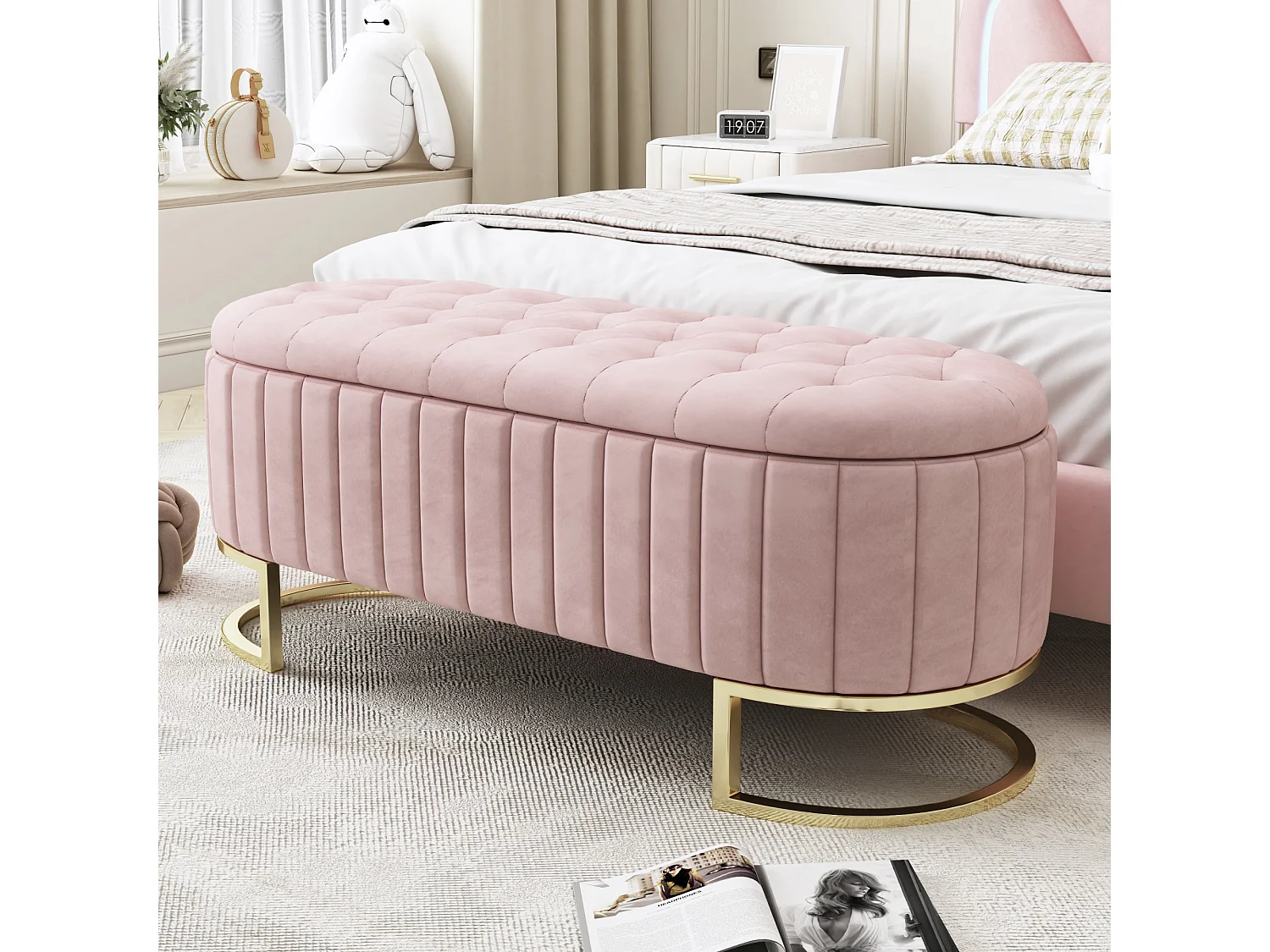 Banquette capitonné en velours rose avec pieds dorés