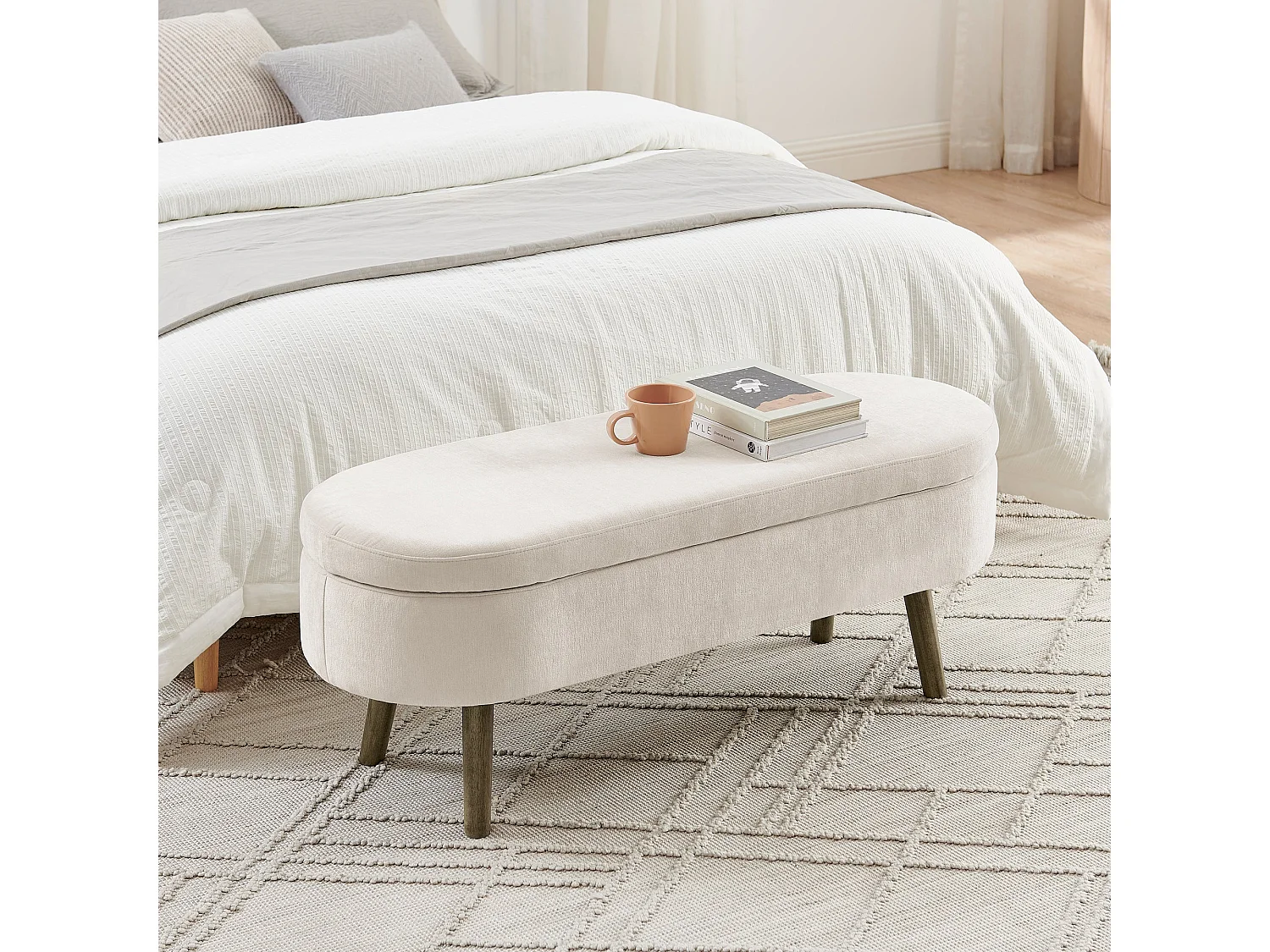 Banquette coffre en chenille beige, pieds en bois massif