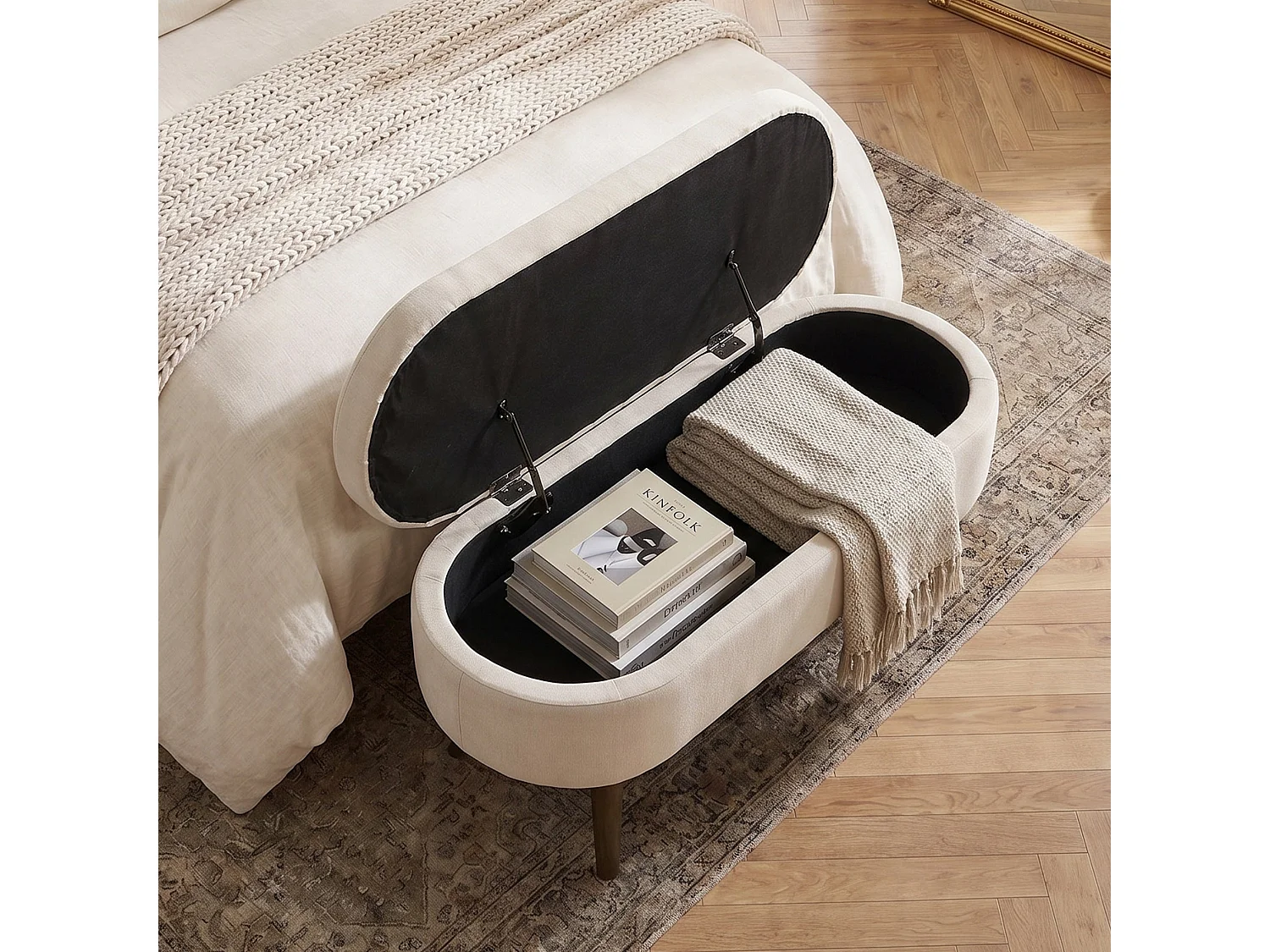 Banquette coffre en chenille beige, pieds en bois massif