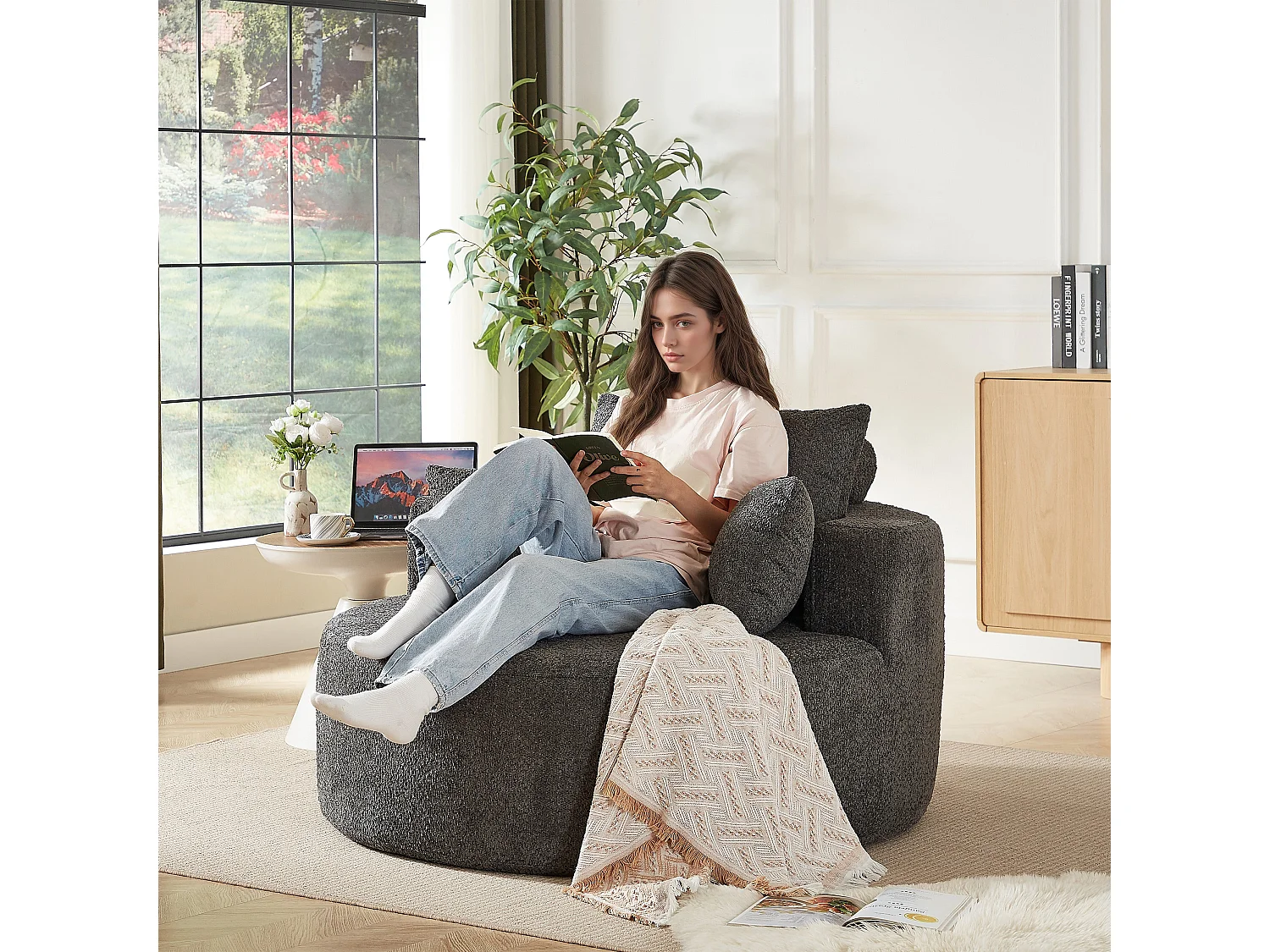 Fauteuil simple rond en chenille gris avec coussins sans montage