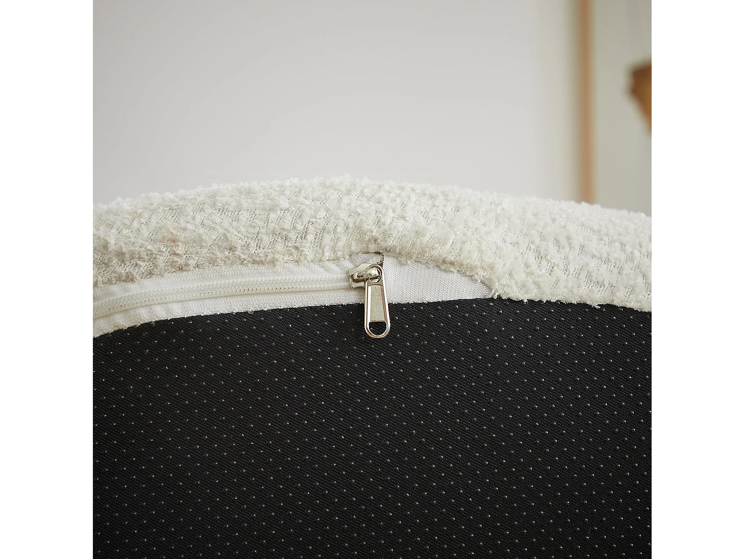 Fauteuil simple en chenille beige avec coussins, mousse sans montage
