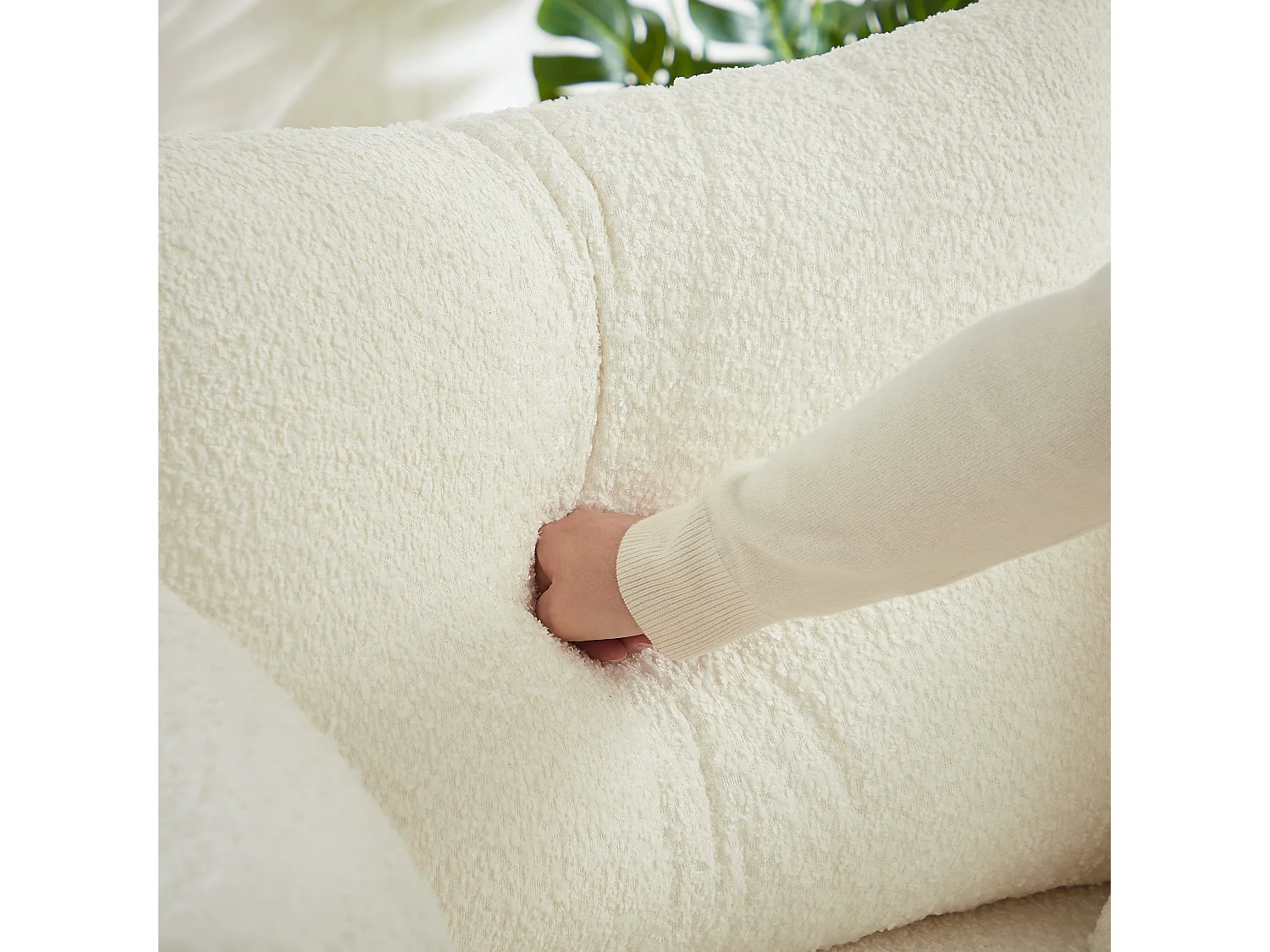 Fauteuil simple en chenille beige avec coussins, mousse sans montage