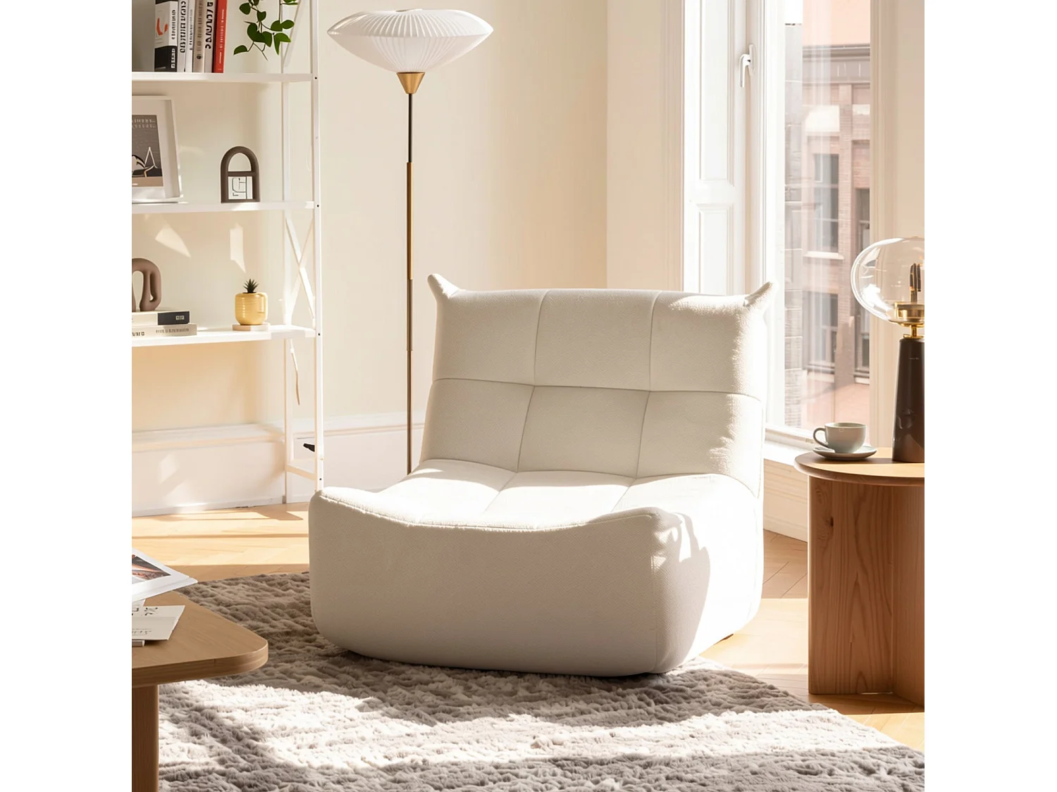 Fauteuil chauffeuse capitonné en tissu chenille beige, mousse mémoire