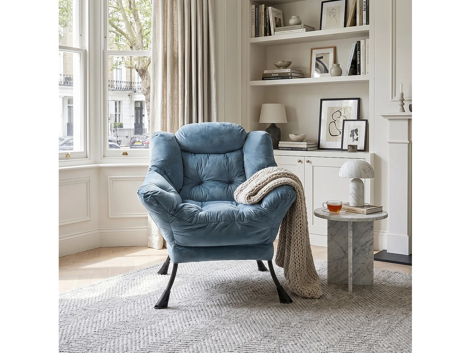 Fauteuil rembouré tissu bleu clair en pieds métal poche latérale