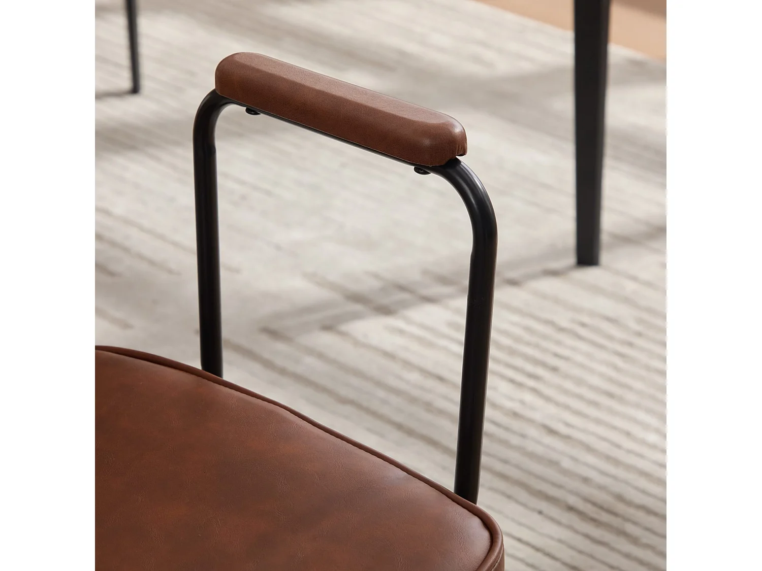 Set van 2 eetkamerstoelen van PU-leer met armleuningen - Metalen poten - Bruin