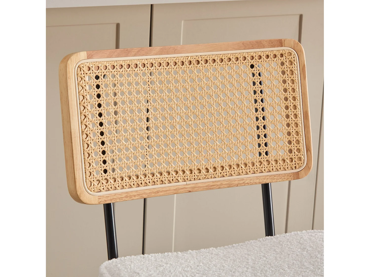 Lot de 2 tabouret de bar en tissu chenille ivoire - Dossier aspect rotin et pieds en métal