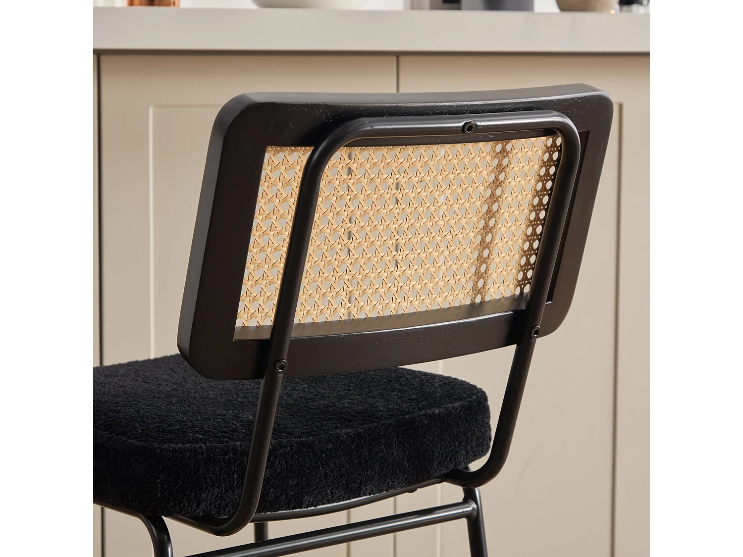 Set di 2 sgabelli da bar in tessuto ciniglia nero - Schienale effetto rattan e gambe in metallo
