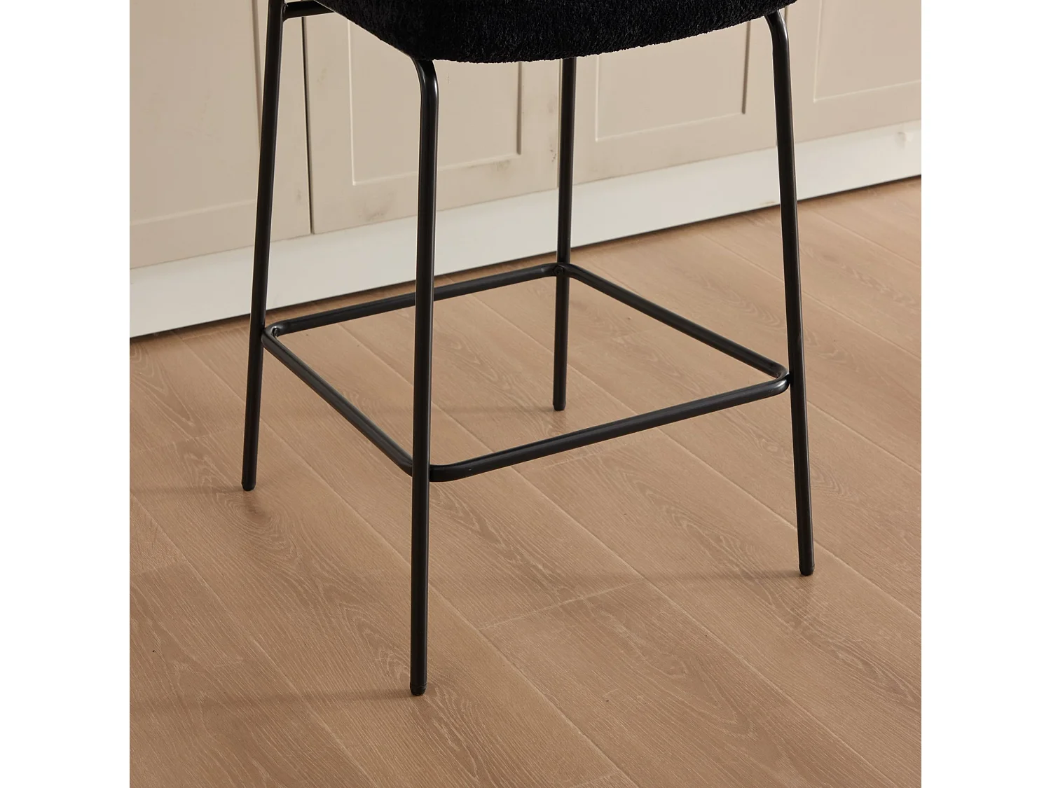 Set di 2 sgabelli da bar in tessuto ciniglia nero - Schienale effetto rattan e gambe in metallo