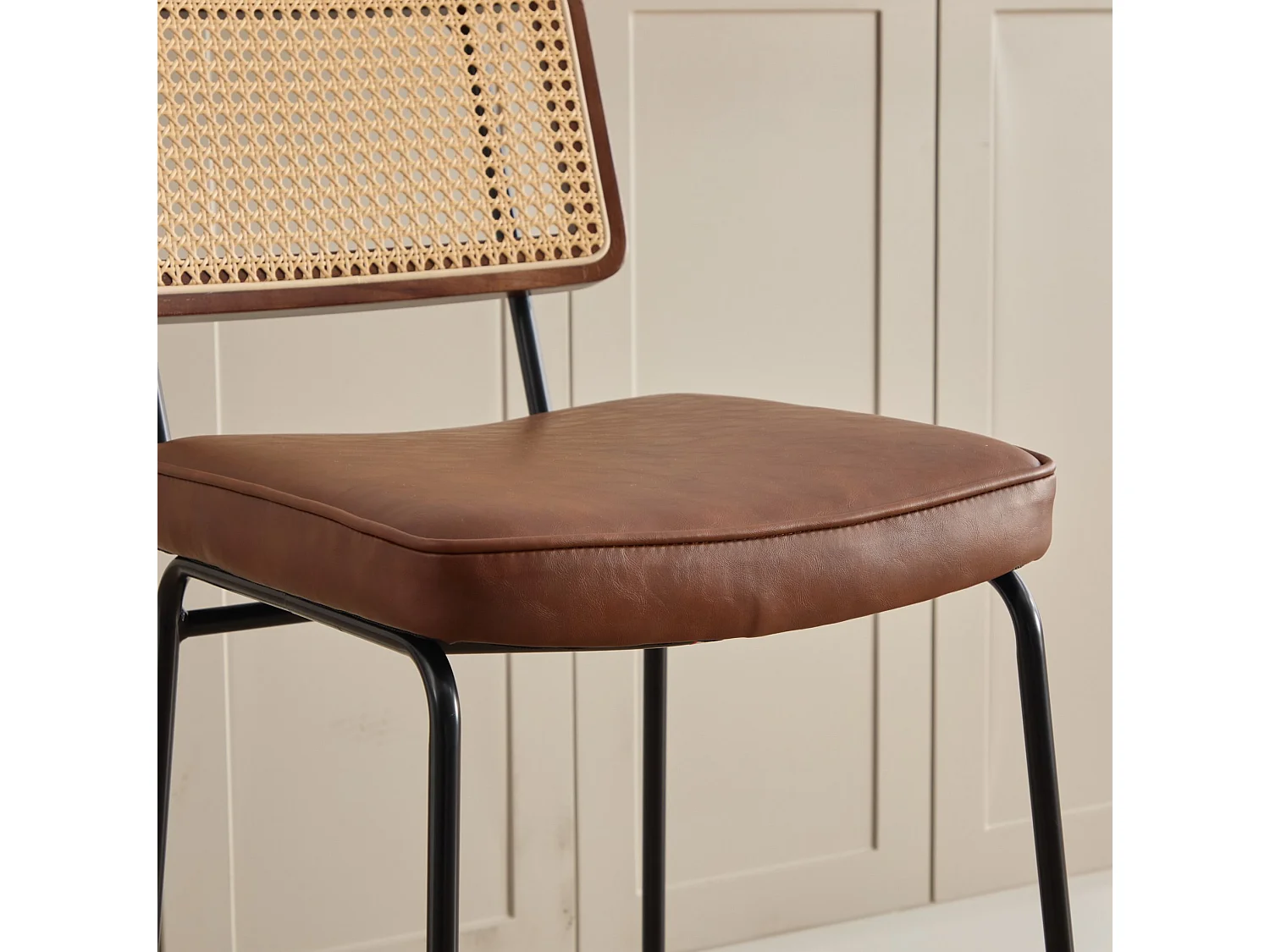 Lot de 2 tabouret de bar en PU marron - Dossier aspect rotin et pieds en métal