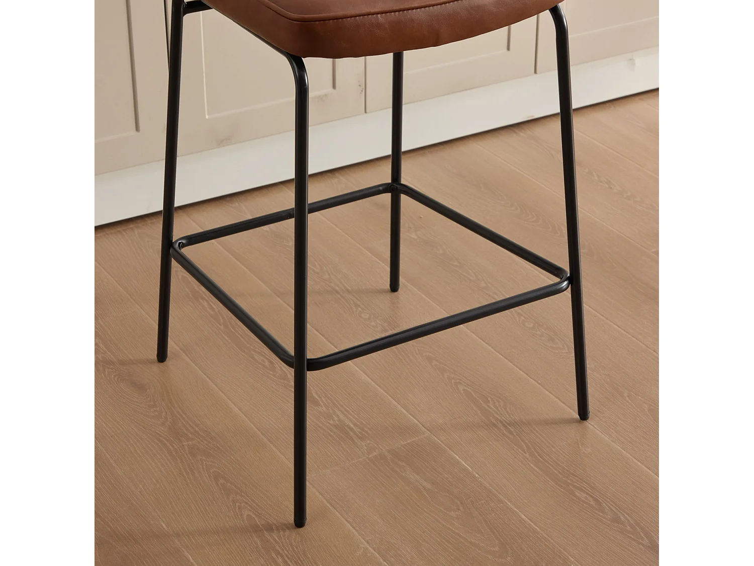 Lot de 2 tabouret de bar en PU marron - Dossier aspect rotin et pieds en métal