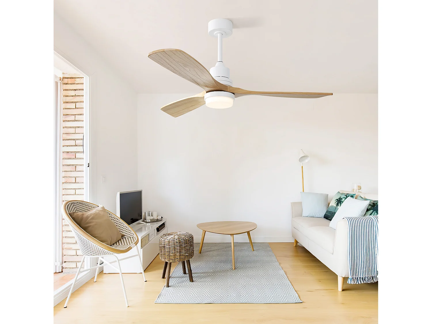 Ventilateur de plafond 132 cm avec éclairage LED à intensité variable, 6 vitesses et 3 pales en bois