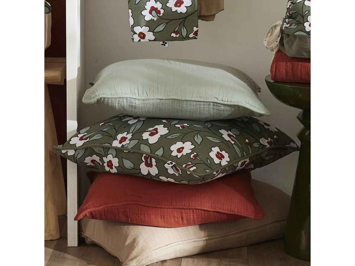 Coussin déhoussable 45x45cm gaze de coton imprimé Floral coloris vert - FLORIANE