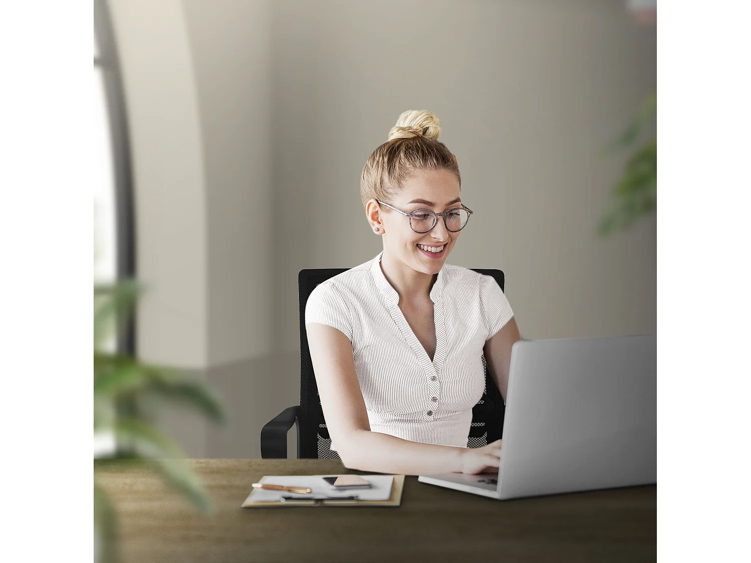 Chaise de bureau ergonomique noir avec roulettes pivotant 360° avec dossier en maille soutien lombaire et accoudoirs siège ordinateur hauteur réglable