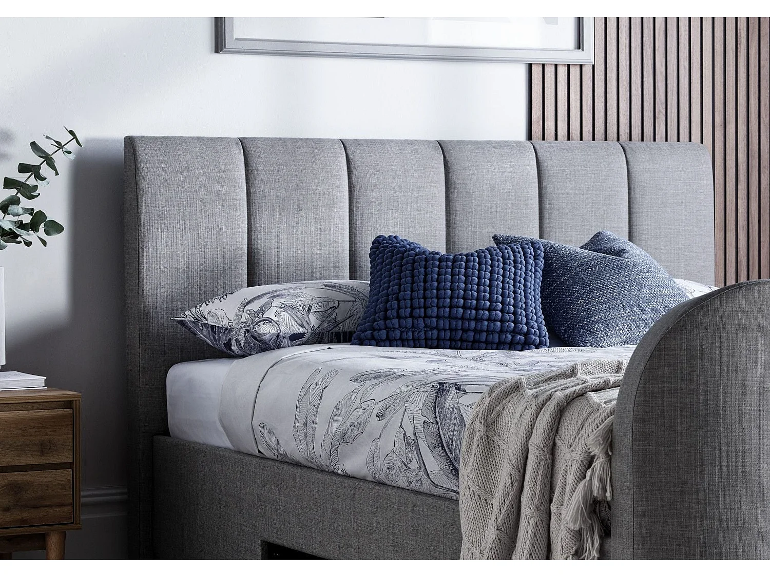 Upholstered Storage bed - 135 x 190 cm Ottoman Bed Integrated TV Feature With Ottoman Storage in Grey