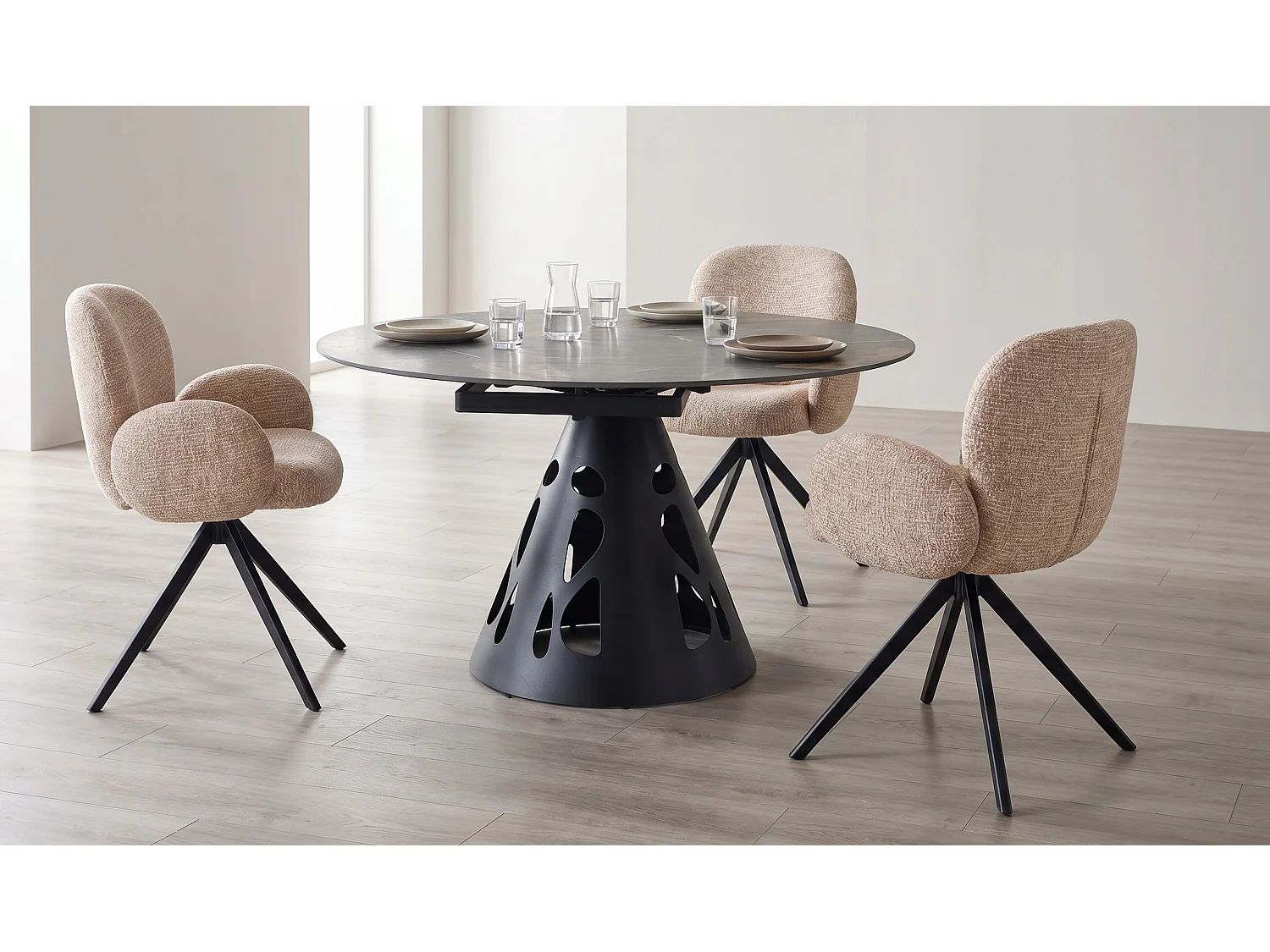 Table ronde à rallonge, diamètre 135 cm, pied central métallique et plateau en céramique imitation marbre Black Geology
