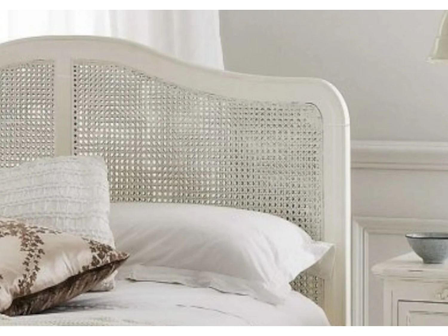 Rattan Painted Wood Bedframe - 135 x 190 cm Bedframe in White