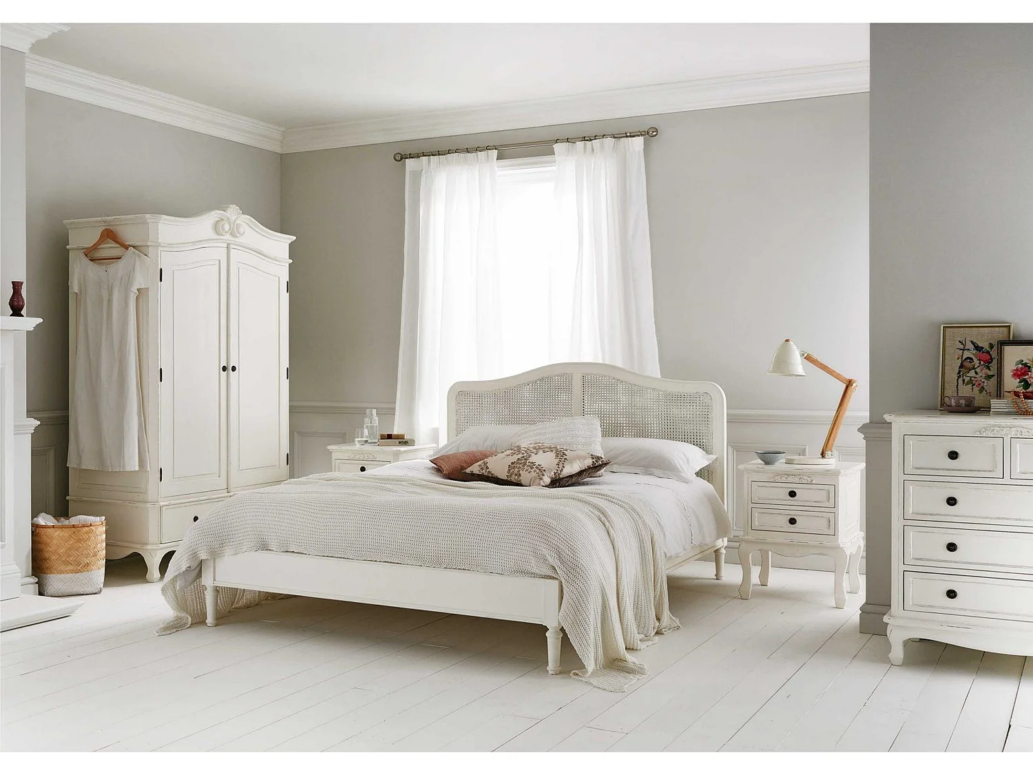 Rattan Painted Wood Bedframe - 135 x 190 cm Bedframe in White