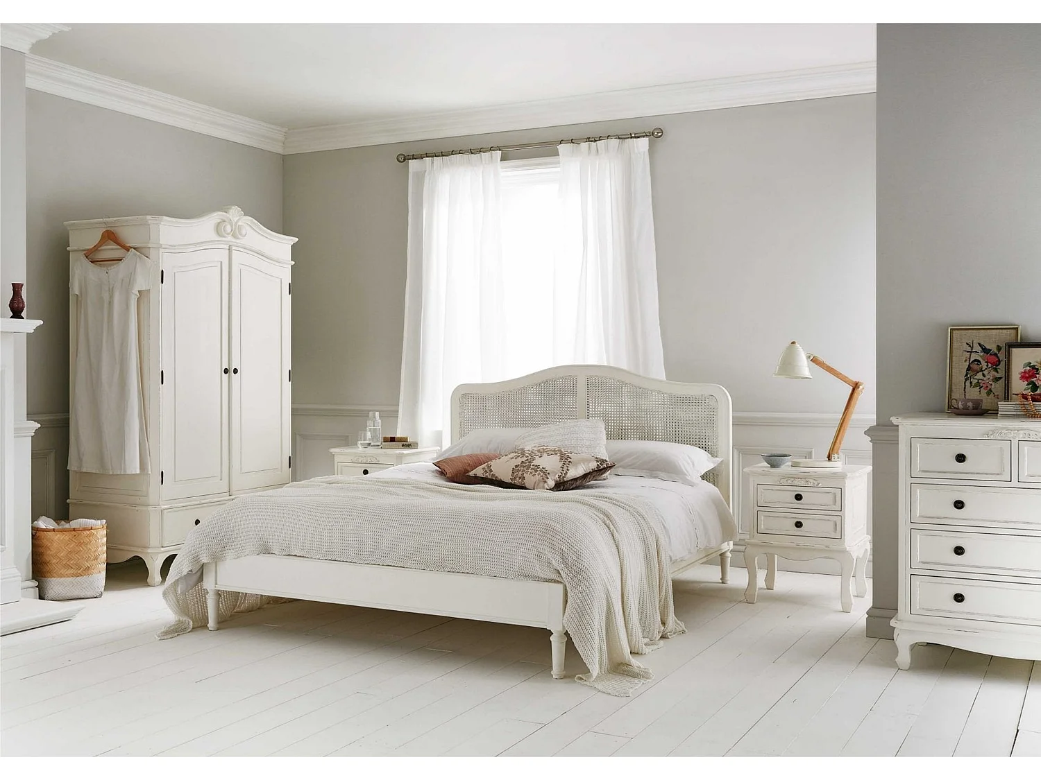 Rattan Painted Wood Bedframe - 150 x 200 cm Bedframe in White