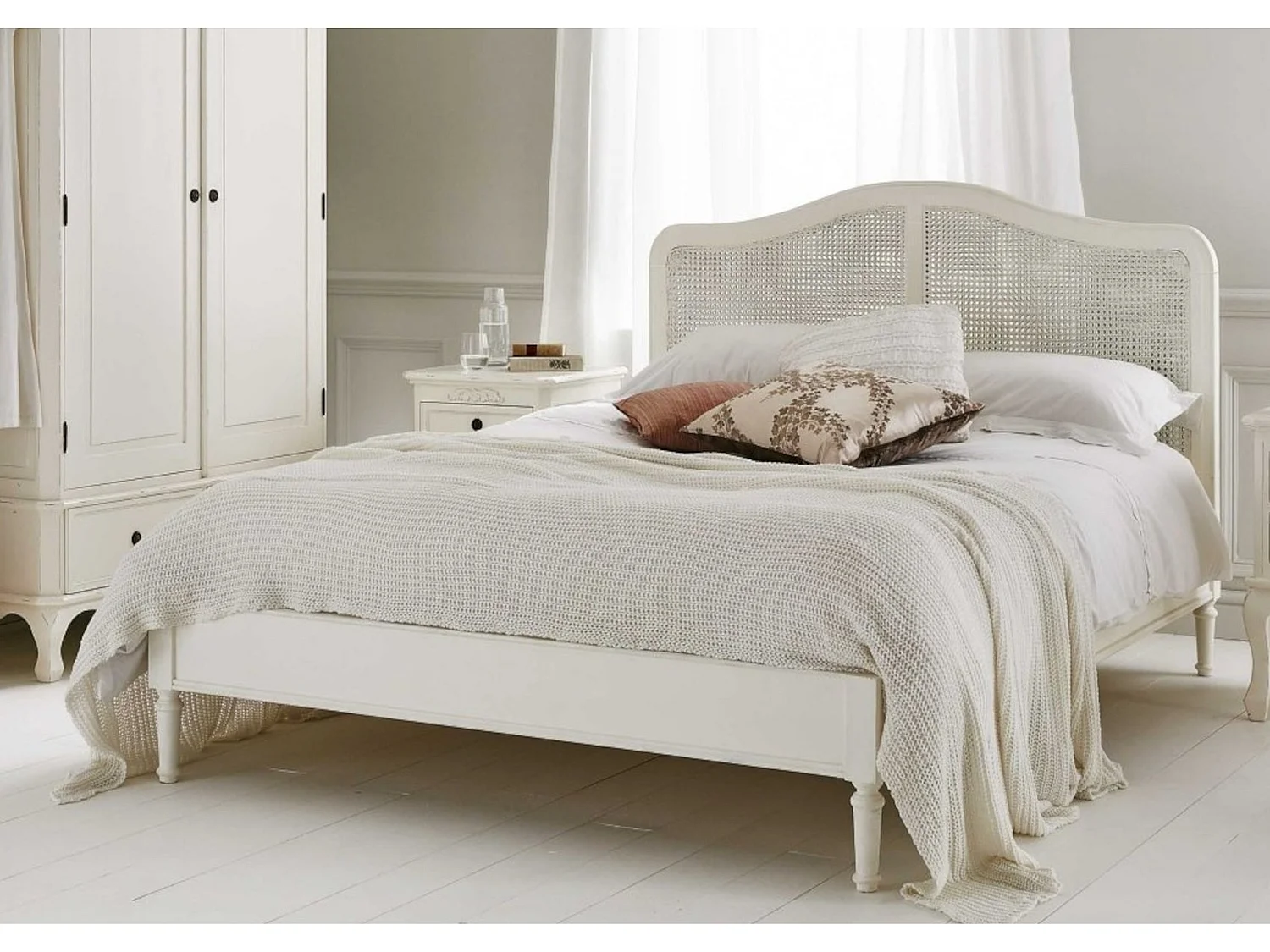 Rattan Painted Wood Bedframe - 150 x 200 cm Bedframe in White