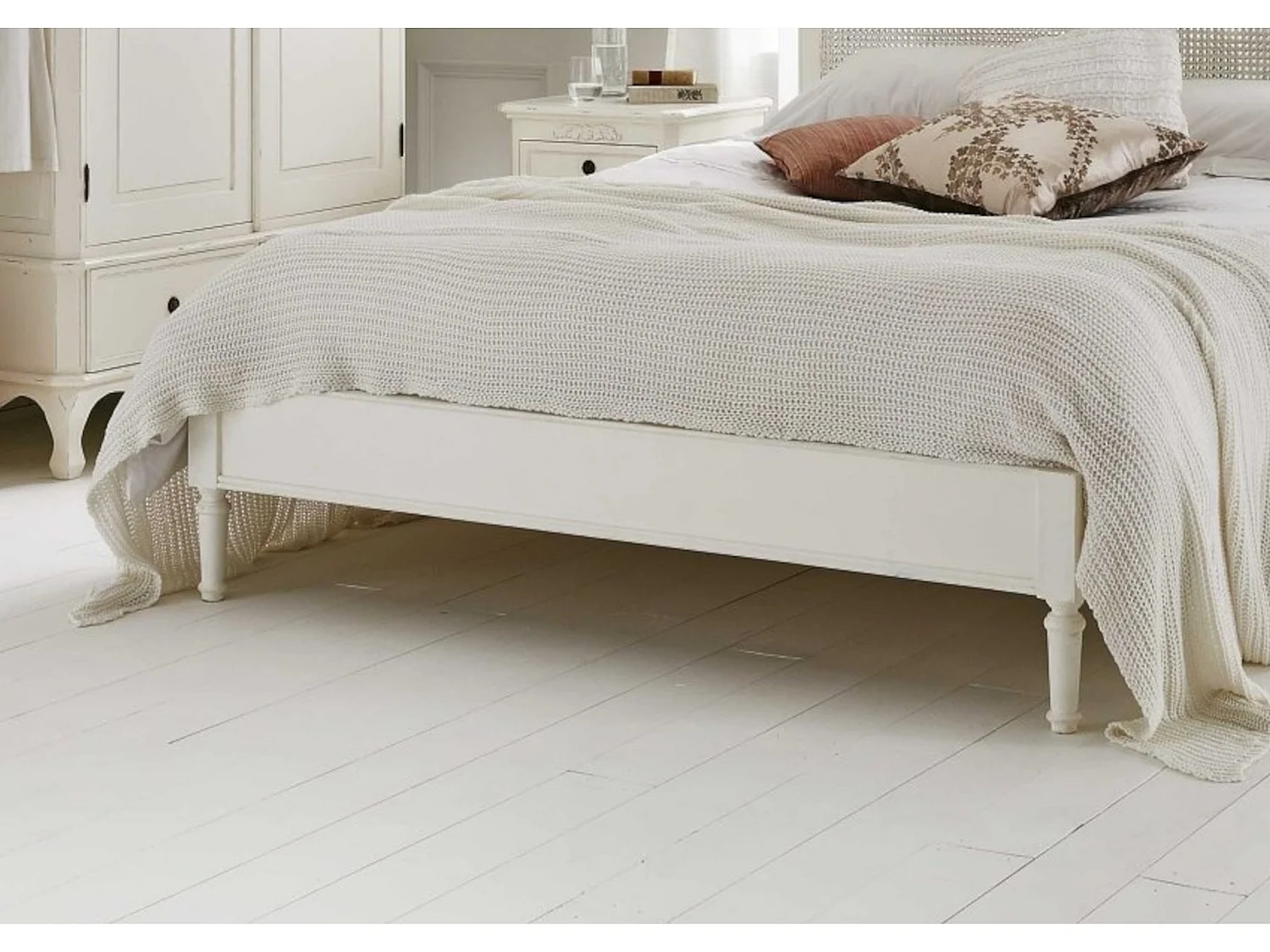 Rattan Painted Wood Bedframe - 150 x 200 cm Bedframe in White