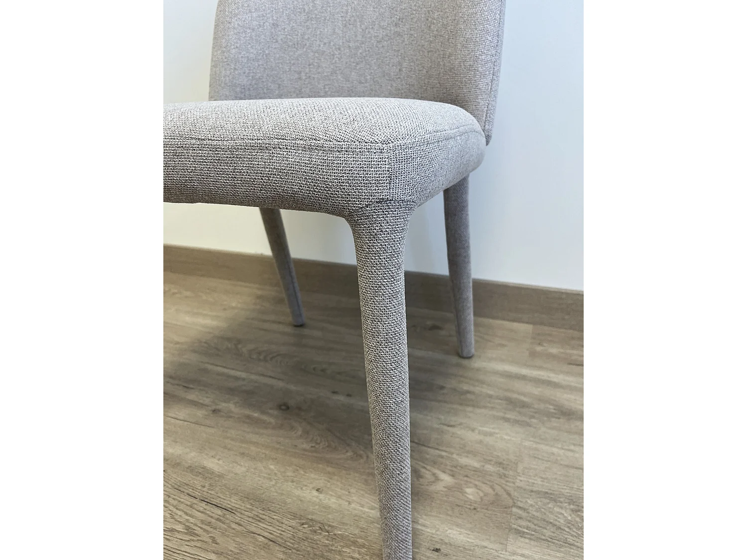 Lot de 4 chaises tapissées couleur beige, pieds métalliques recouverts de tissu