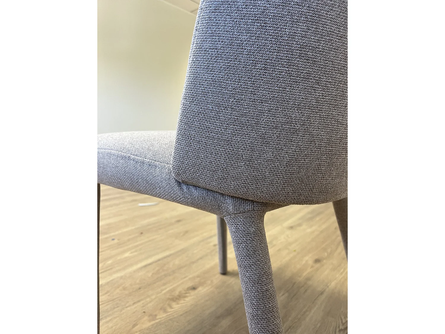 Lot de 4 chaises tapissées couleur beige, pieds métalliques recouverts de tissu
