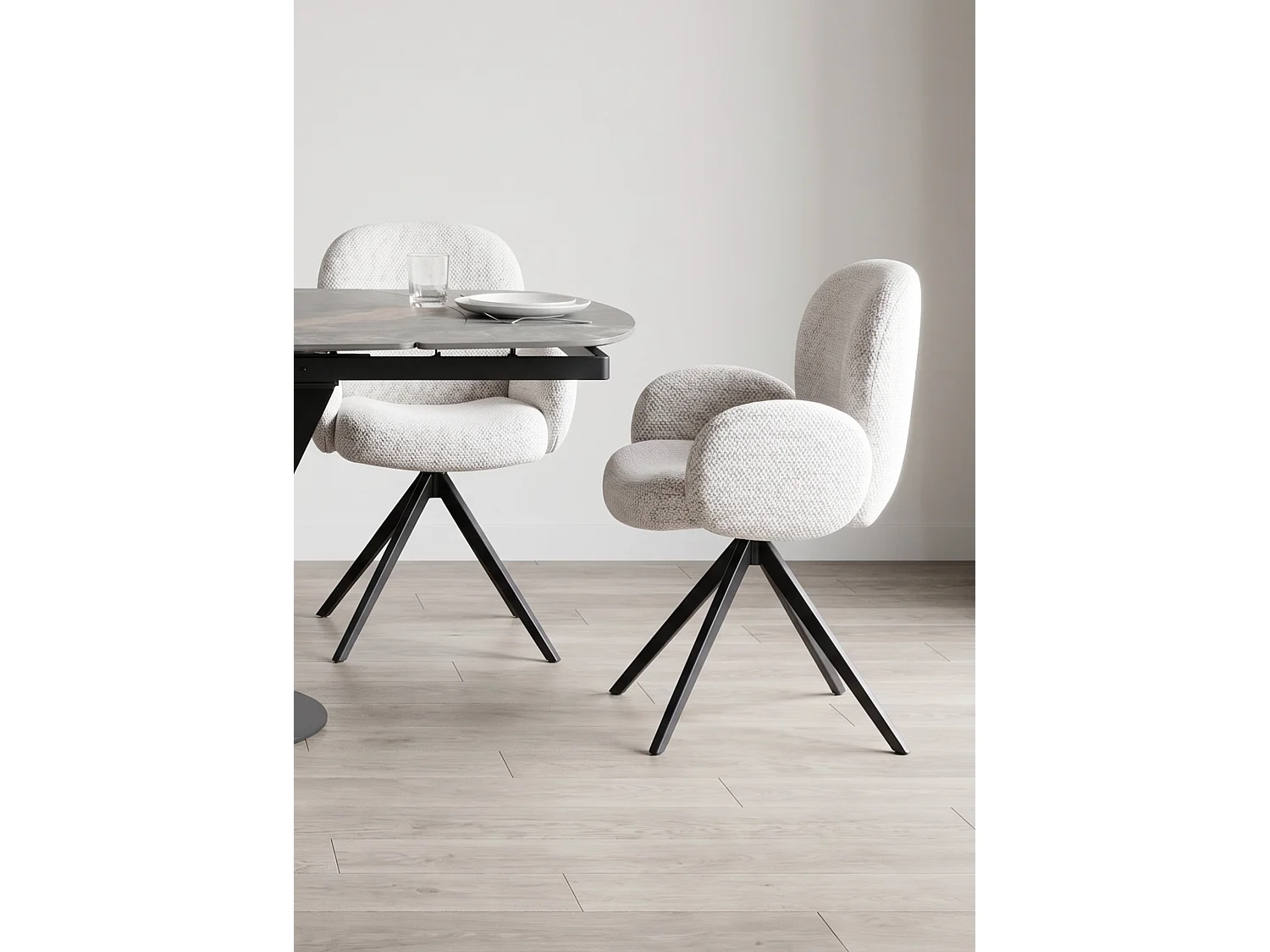 Conjunto de 4 poltronas estofadas em chenille cor marfim salpicado e pernas metálicas pretas