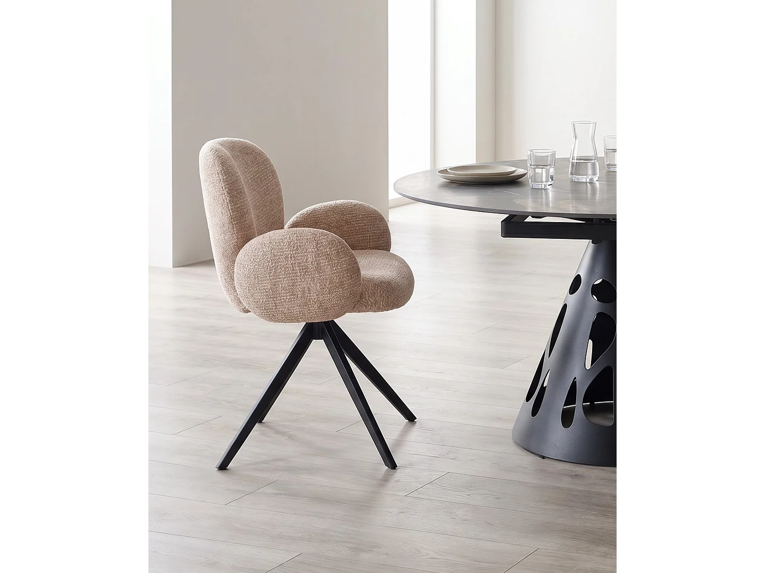 Conjunto de 4 poltronas estofadas em chenille cor bege salpicado e pernas metálicas pretas