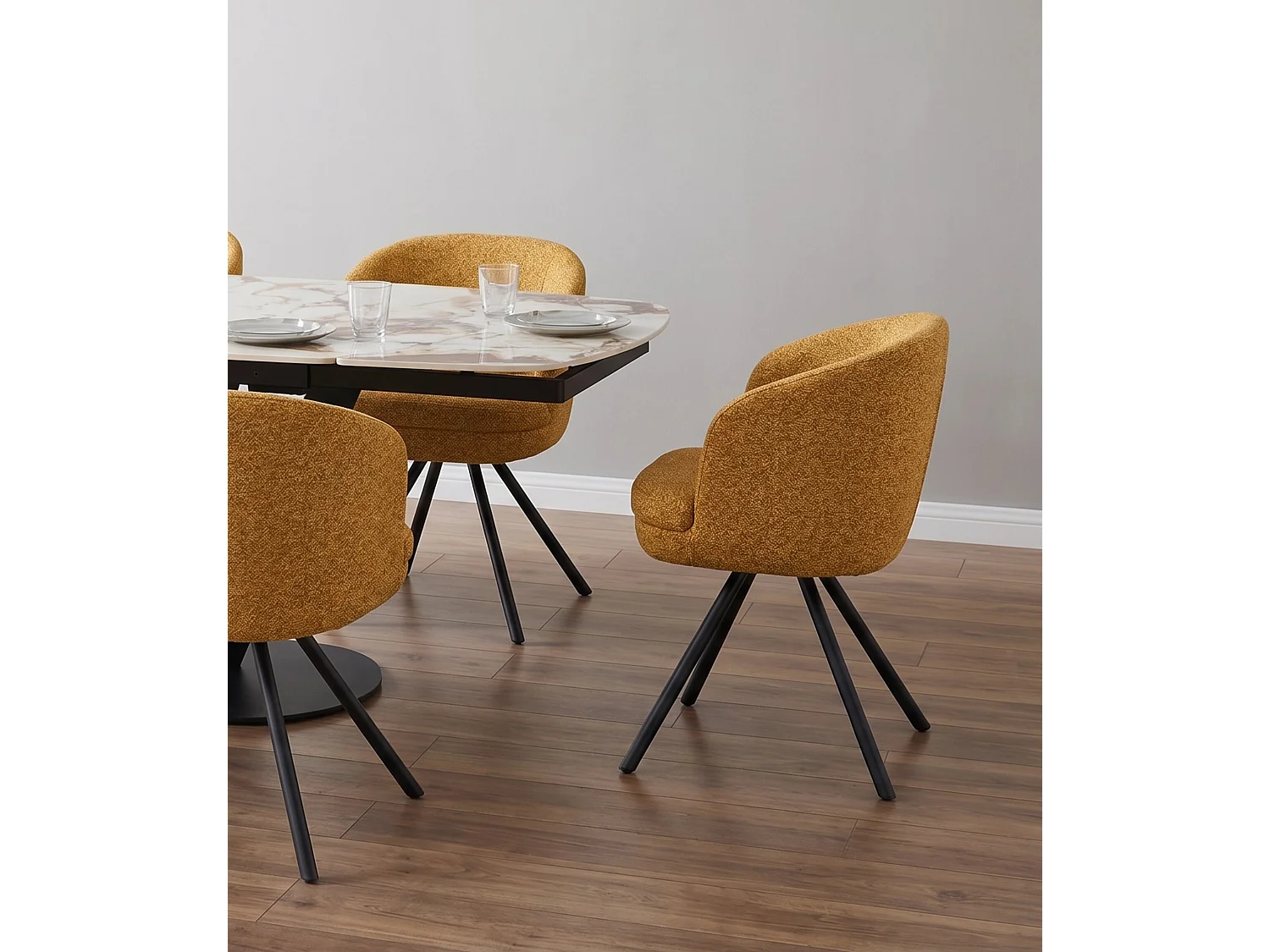 Lot de 4 fauteuils rembourrés à double coussin couleur moutarde et pieds métalliques noirs