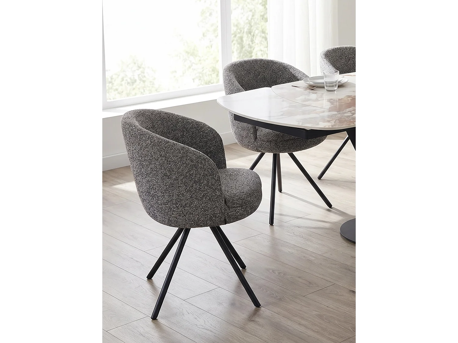 Set van 4 fauteuils met dubbele kussens in antracietkleur en zwarte metalen poten