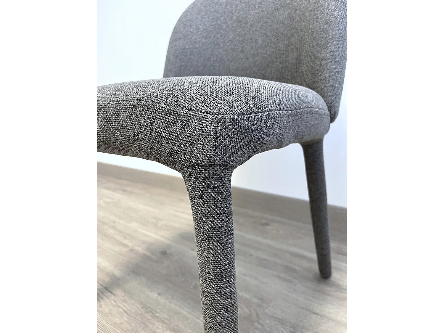 Lot de 4 chaises tapissées couleur pierre, pieds métalliques recouverts de tissu