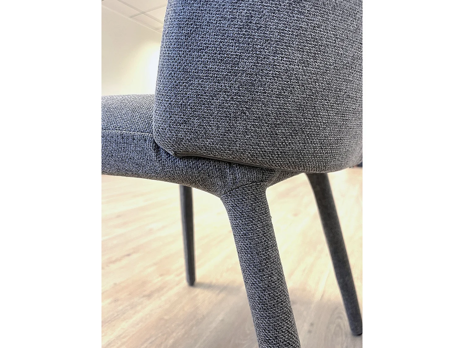 Lot de 4 chaises tapissées couleur pierre, pieds métalliques recouverts de tissu
