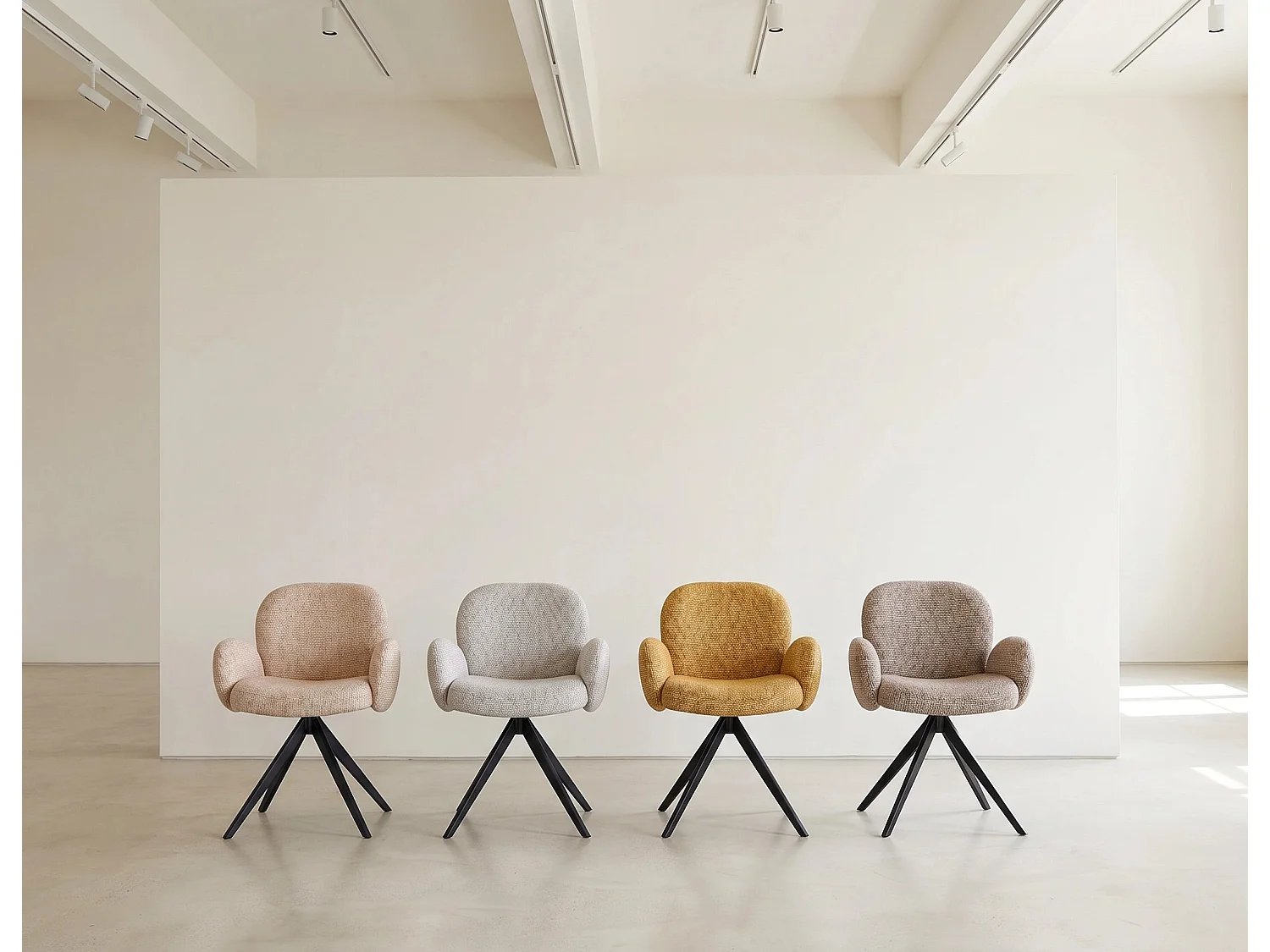 Lot de 4 fauteuils rembourrés en chenille couleur ciment mouchetée et pieds métalliques noirs