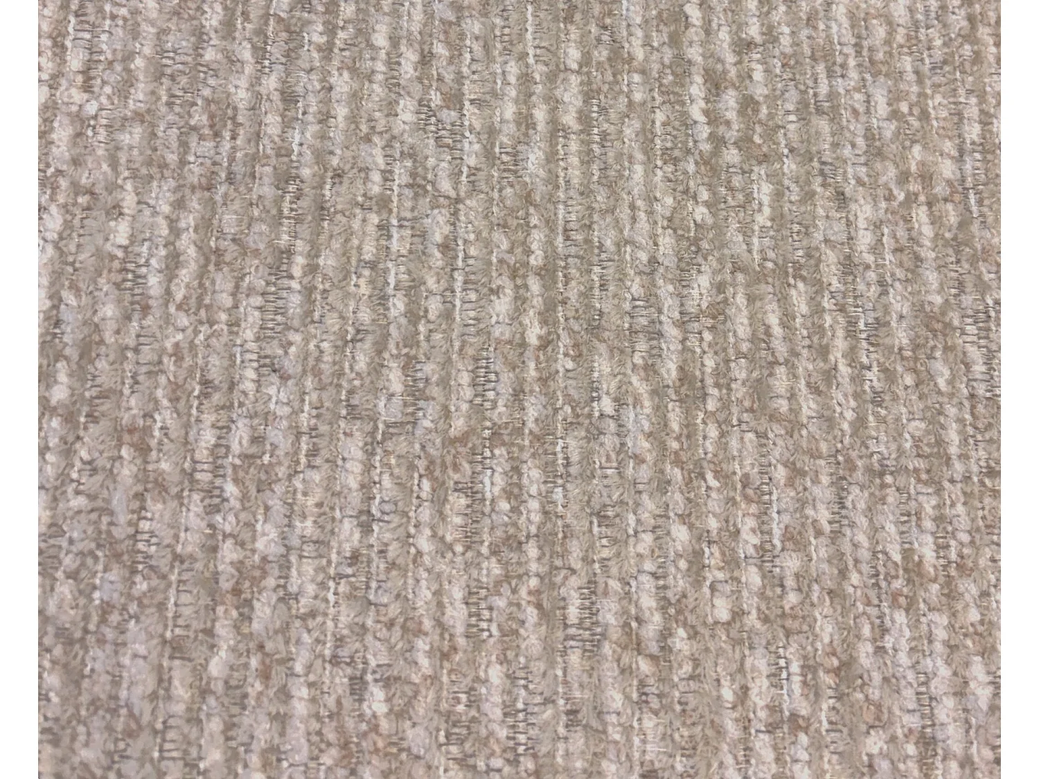 Poltrona estofada cor bege e pés metálicos pretos