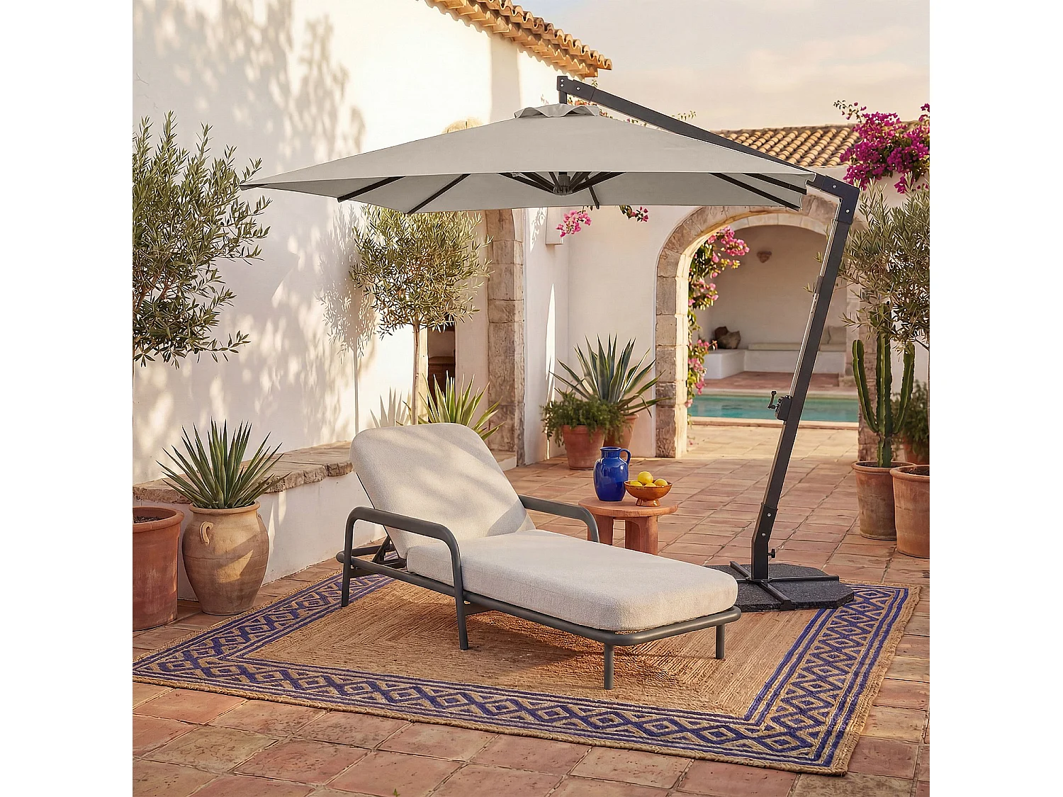 Habitat - Parasol déporté en tissu et métal 3 x 3 m avec base en granite - Taupe et anthracite - Alerio
