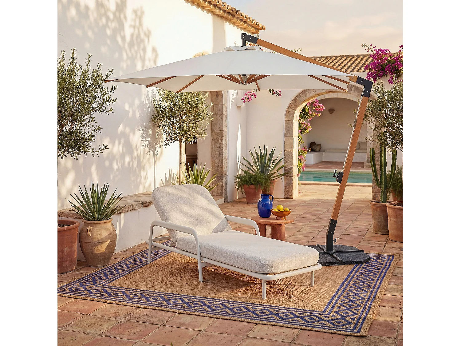 Parasol déporté en tissu et métal 3 x 3 m avec base en granite - Ecru et naturel