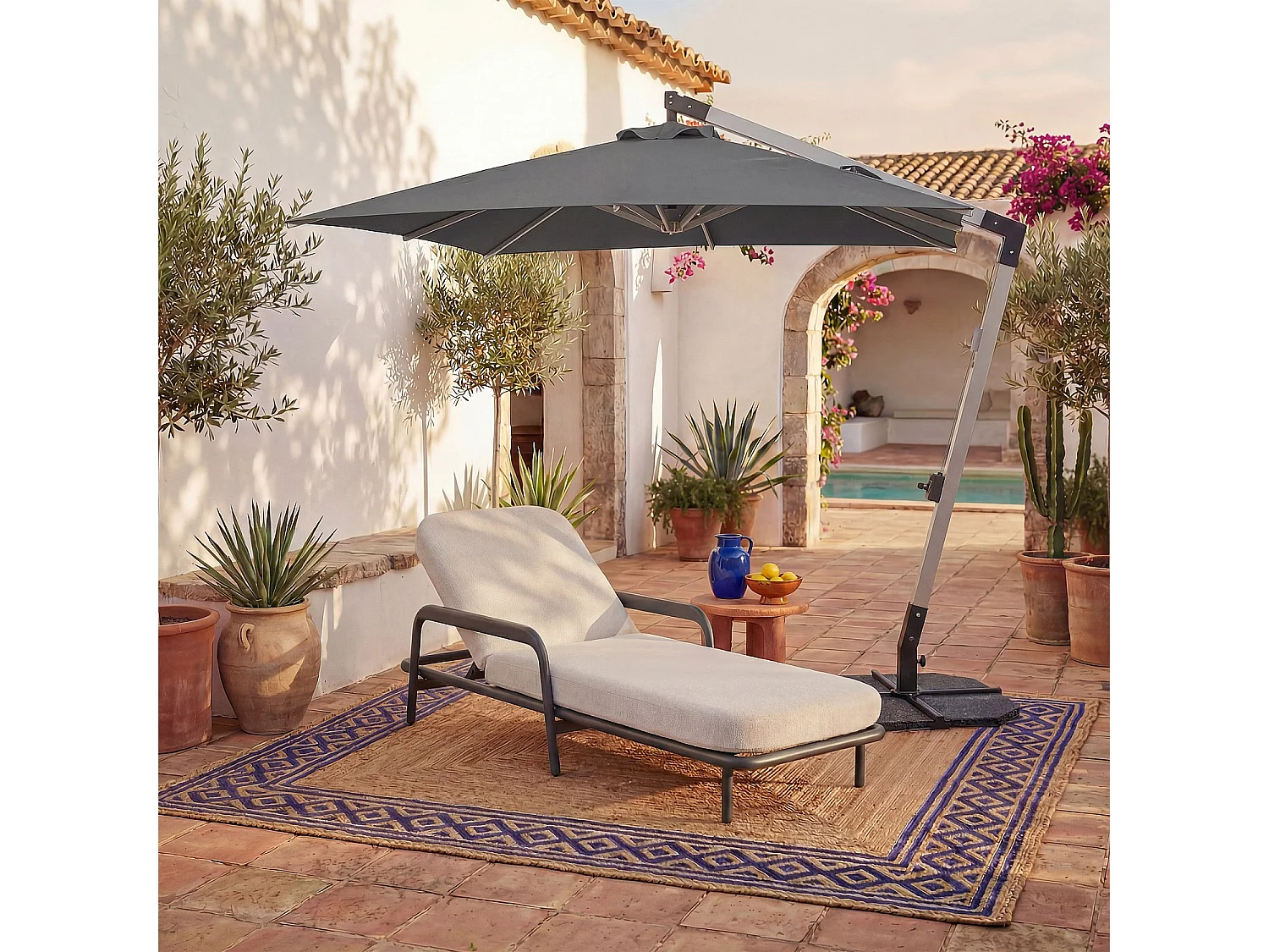 Parasol déporté en tissu et métal 3 x 3 m avec base en granite - Anthracite et argenté