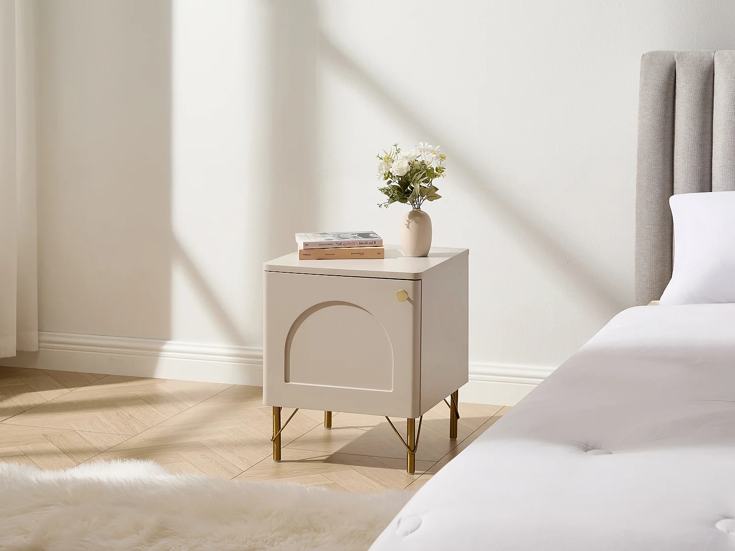Lot de 2 tables de chevet avec 1 porte – Beige et doré - ALOBARA