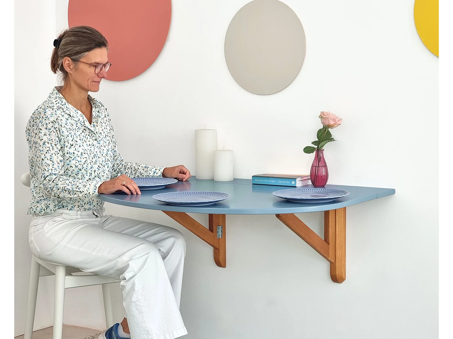 Table murale pliante demi-ovale Klapp 100 x 75 cm pour 2 personnes | Petit bureau | Blanc | Pieds frêne finition chêne naturel