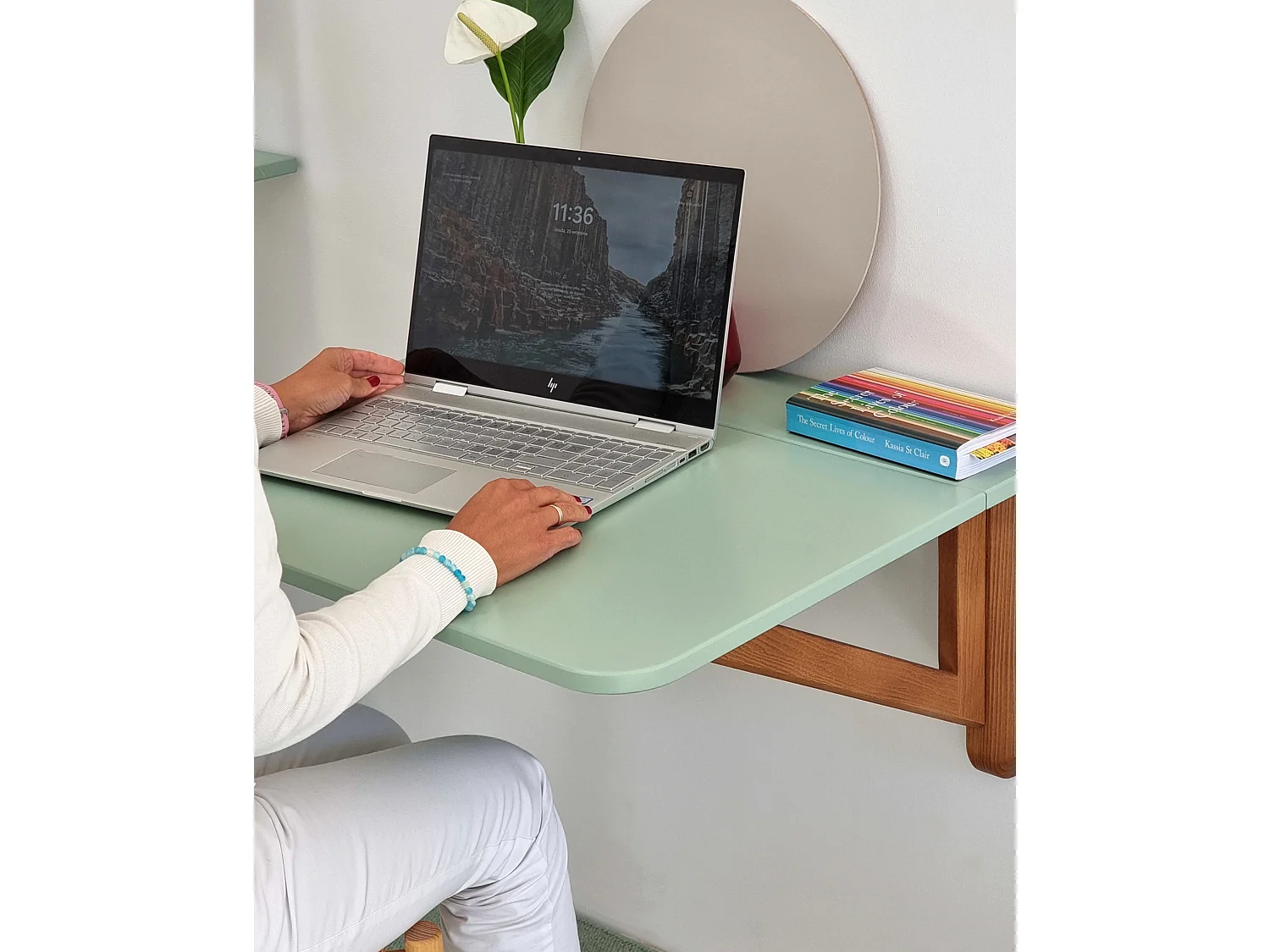 Table murale rabattable rectangulaire 60 x 70 cm Klapp | Beige brun | Pieds en frêne teinté chêne | Pour 2 personnes | Petit bureau