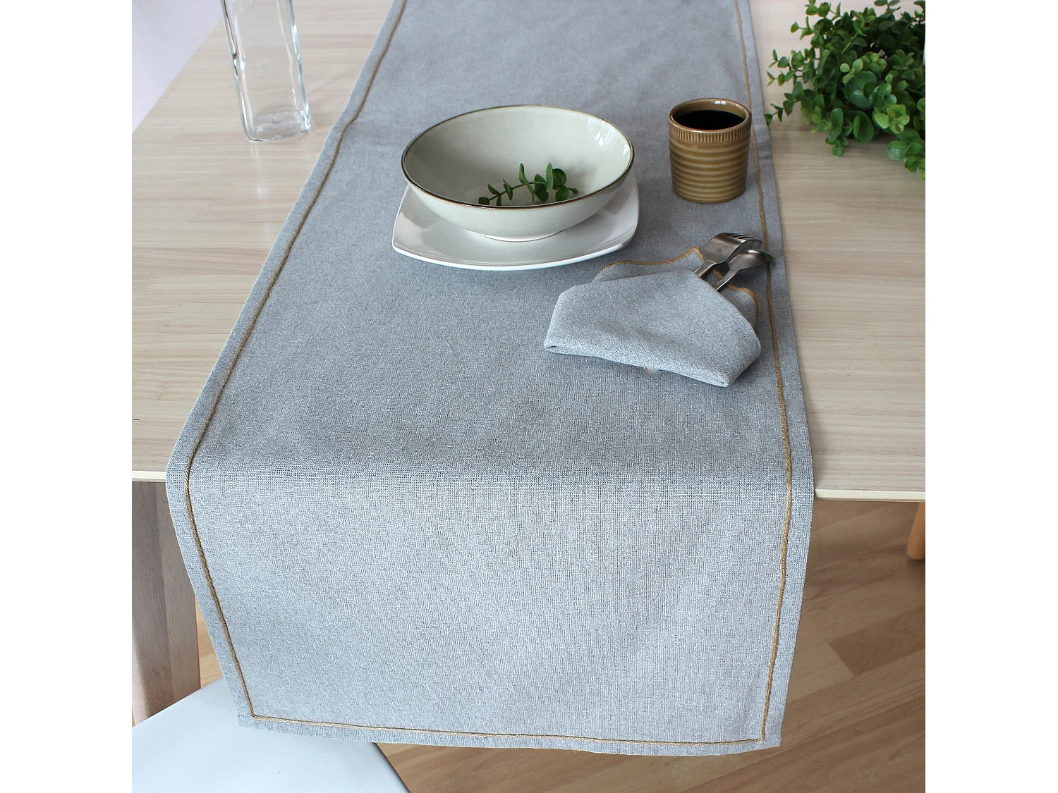 Serviette de table unie et bourdonnée