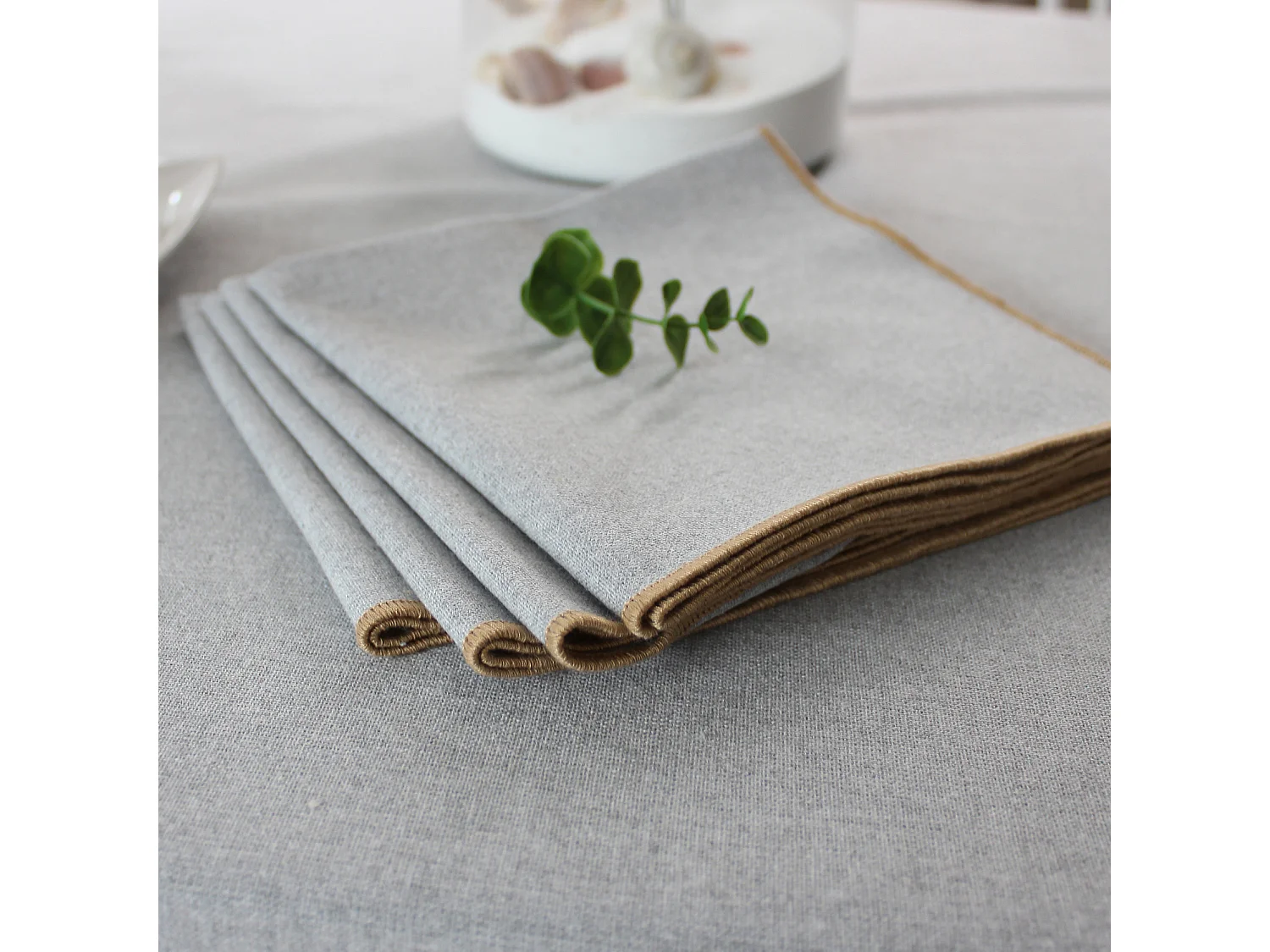 Serviette de table unie et bourdonnée