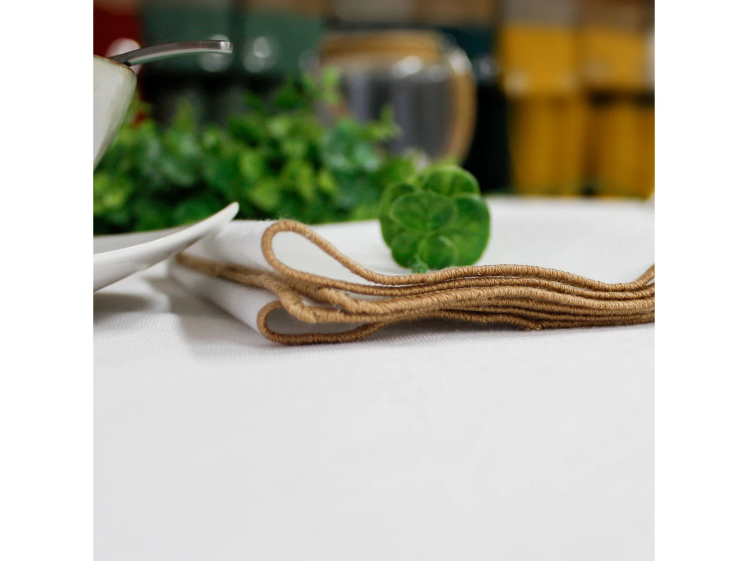 Serviette de table unie et bourdonnée