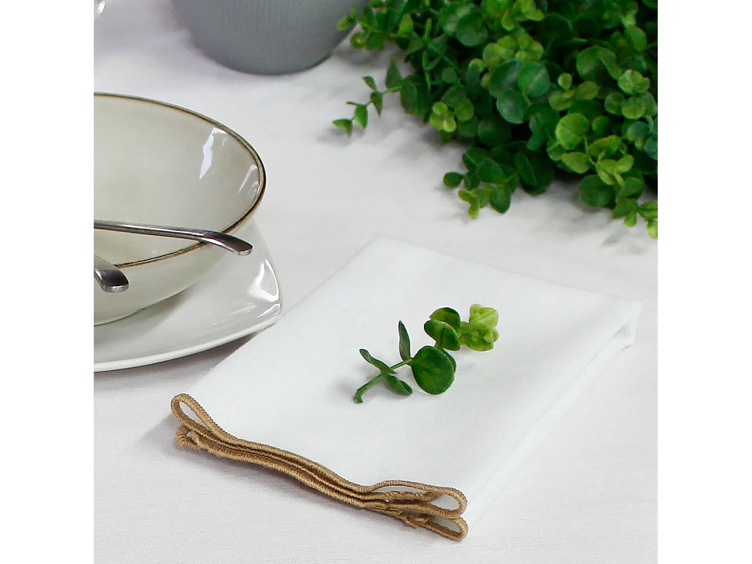 Serviette de table unie et bourdonnée