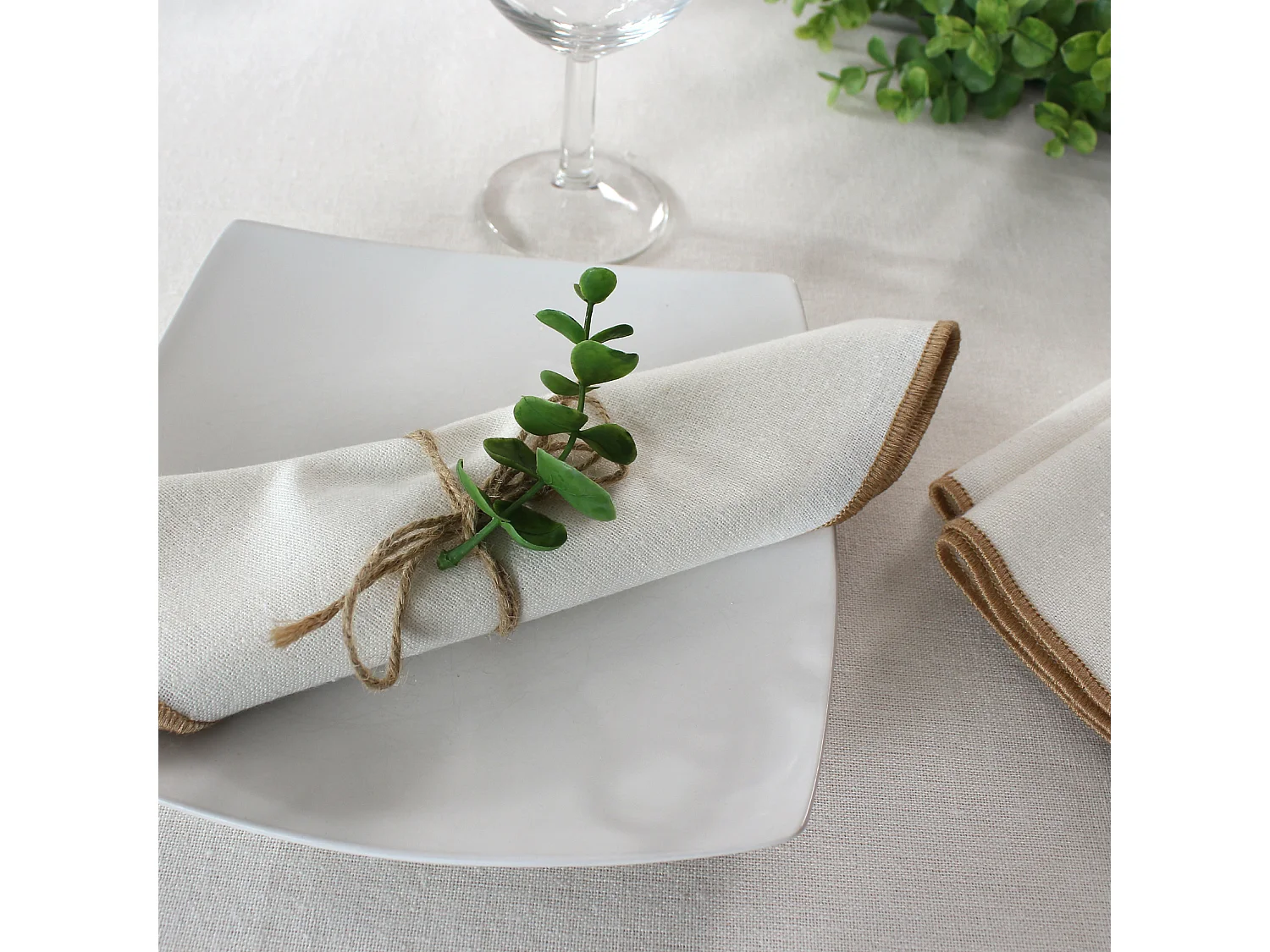 Serviette de table unie et bourdonnée