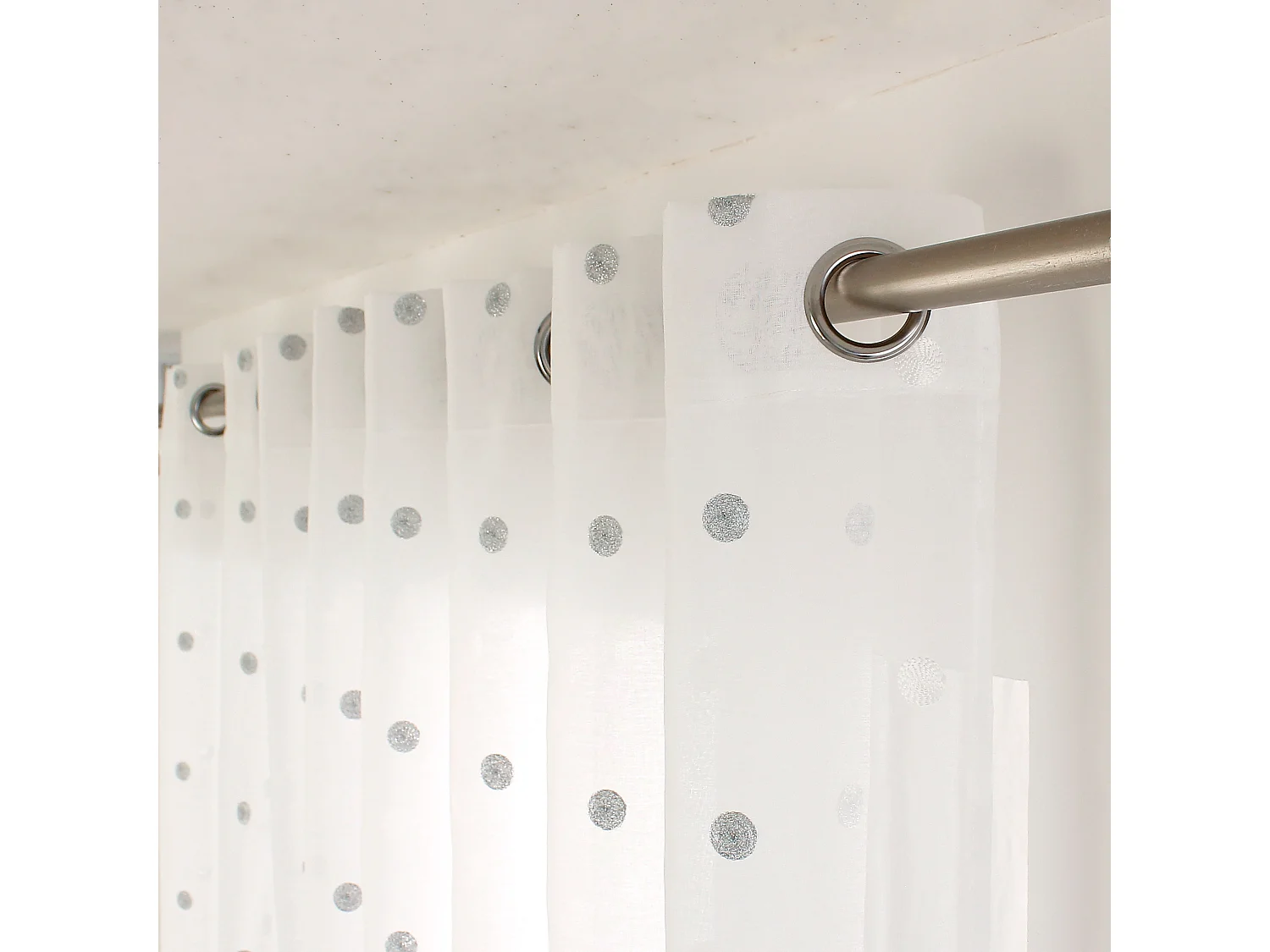 Lot de 2 voilages à œillets, 140x240cm, Blanc, Motif pois brodé, Collection Smarties, CMADECO - Blanc