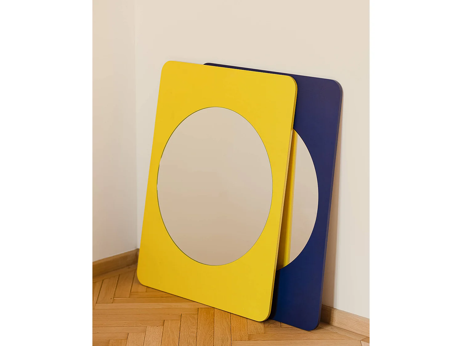 Miroir Aku - miroir portrait au cadre arrondi en bois, finition lisse