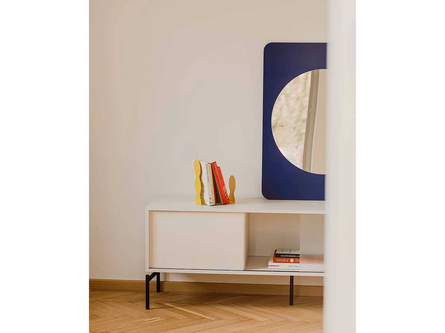 Miroir Aku - miroir portrait au cadre arrondi en bois, finition lisse