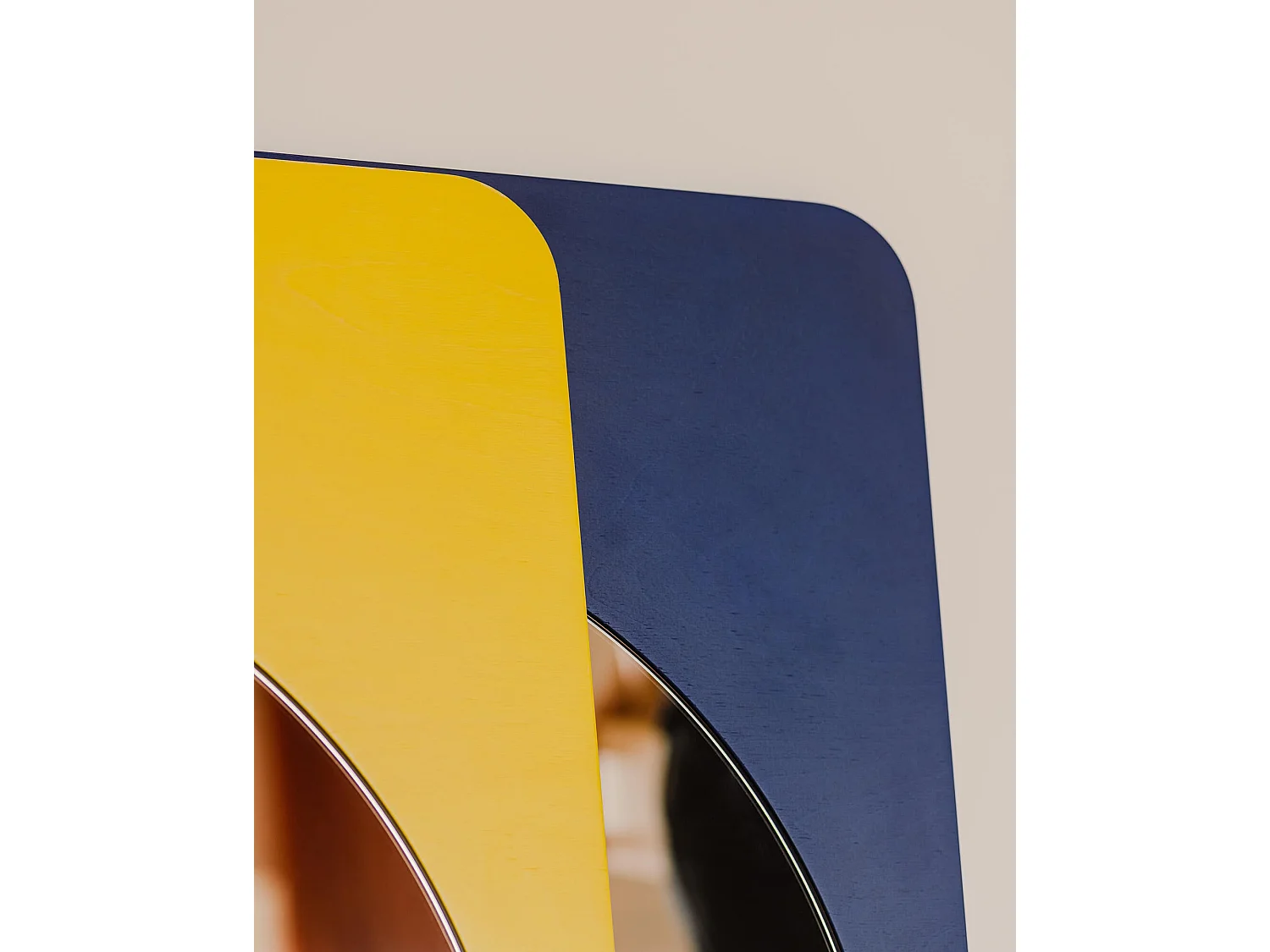 Miroir Aku - miroir portrait au cadre arrondi en bois, finition lisse