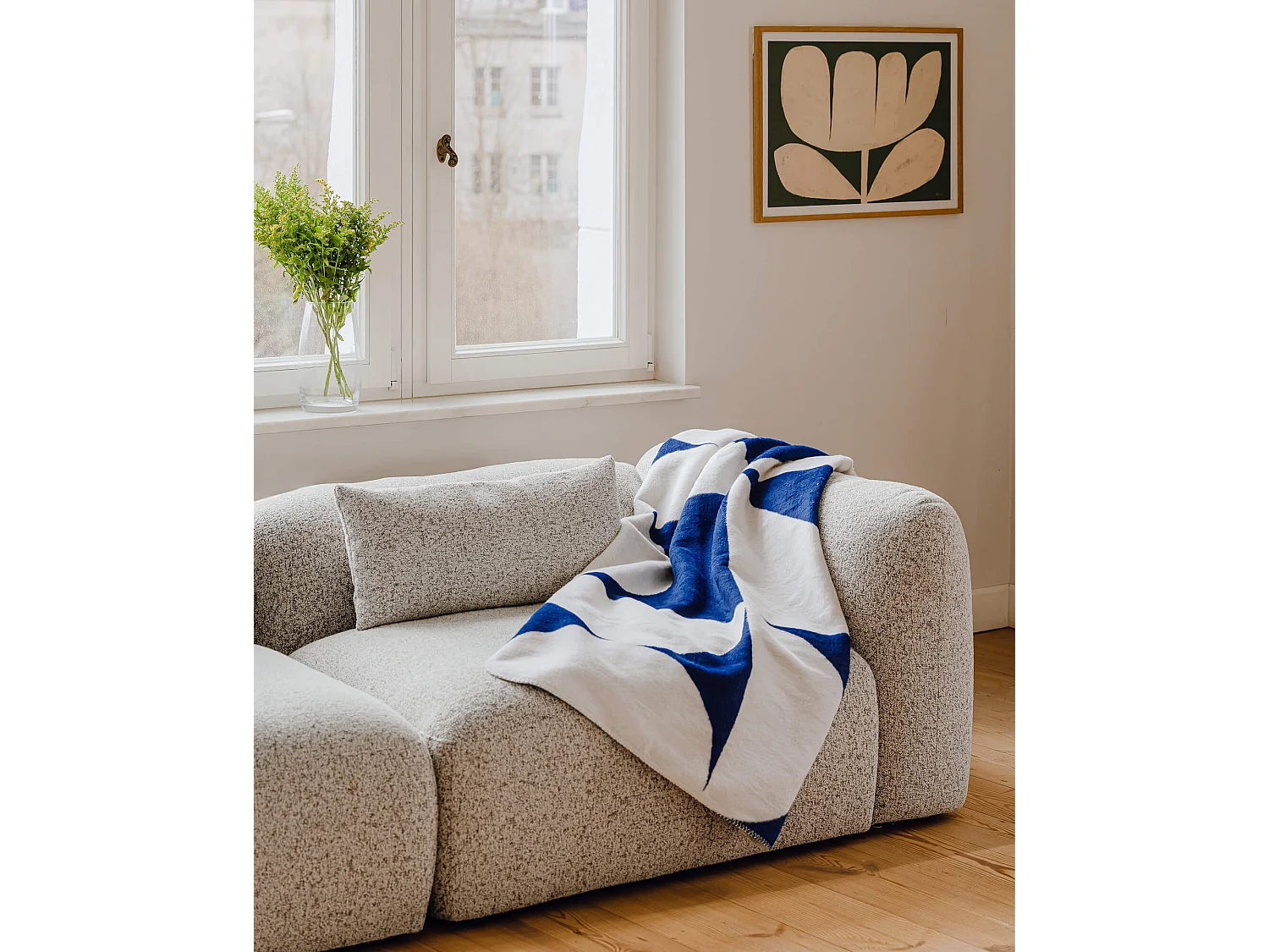 Canapé Yaro 3 places moderne, tissu polyester, assise moelleuse, coussins lombaires